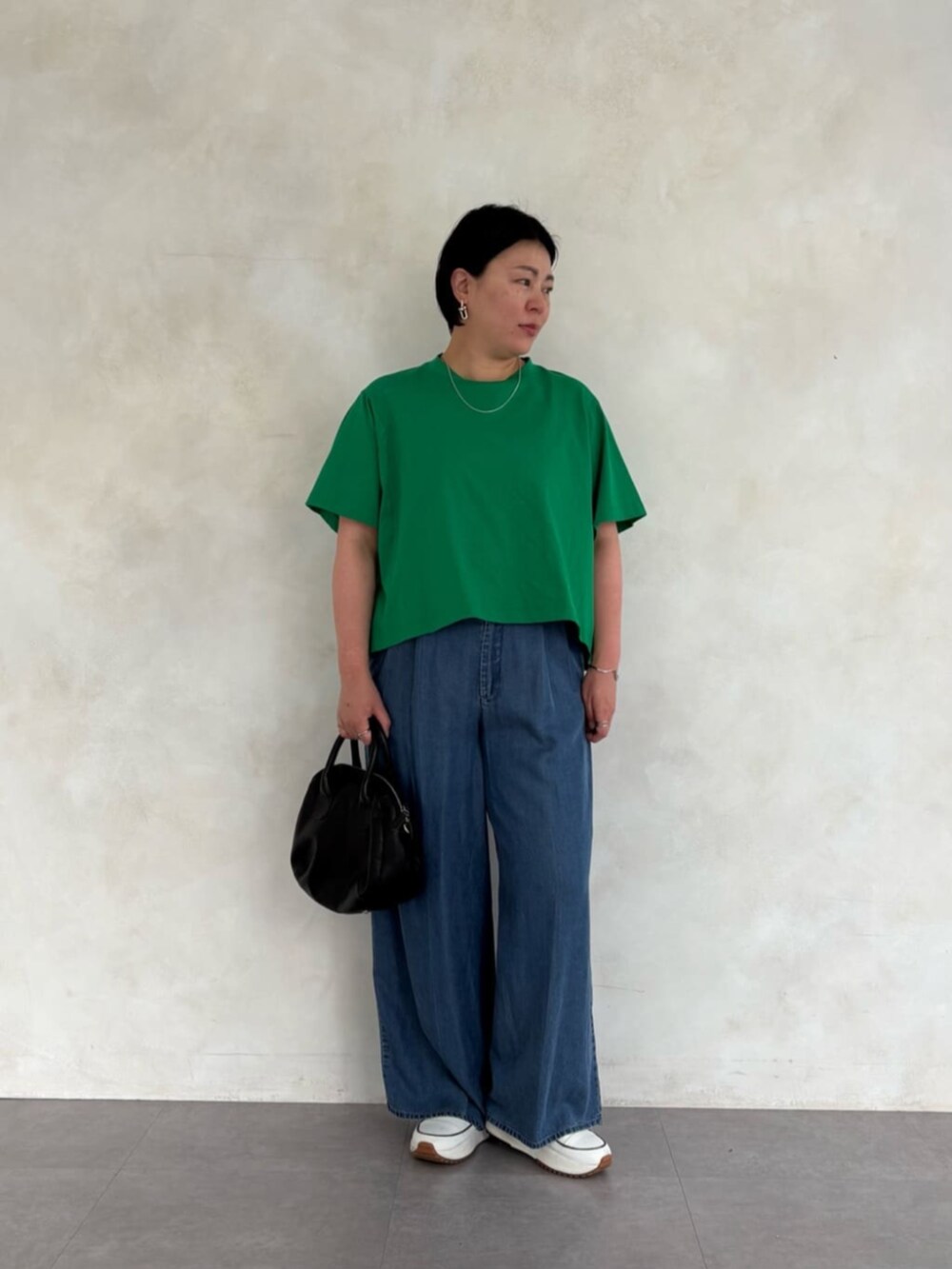 ホワイト系のスニーカー、ブルー系のその他パンツ、グリーン系のTシャツ/カットソーを着用したレディースの春コーディネートの4枚目の写真