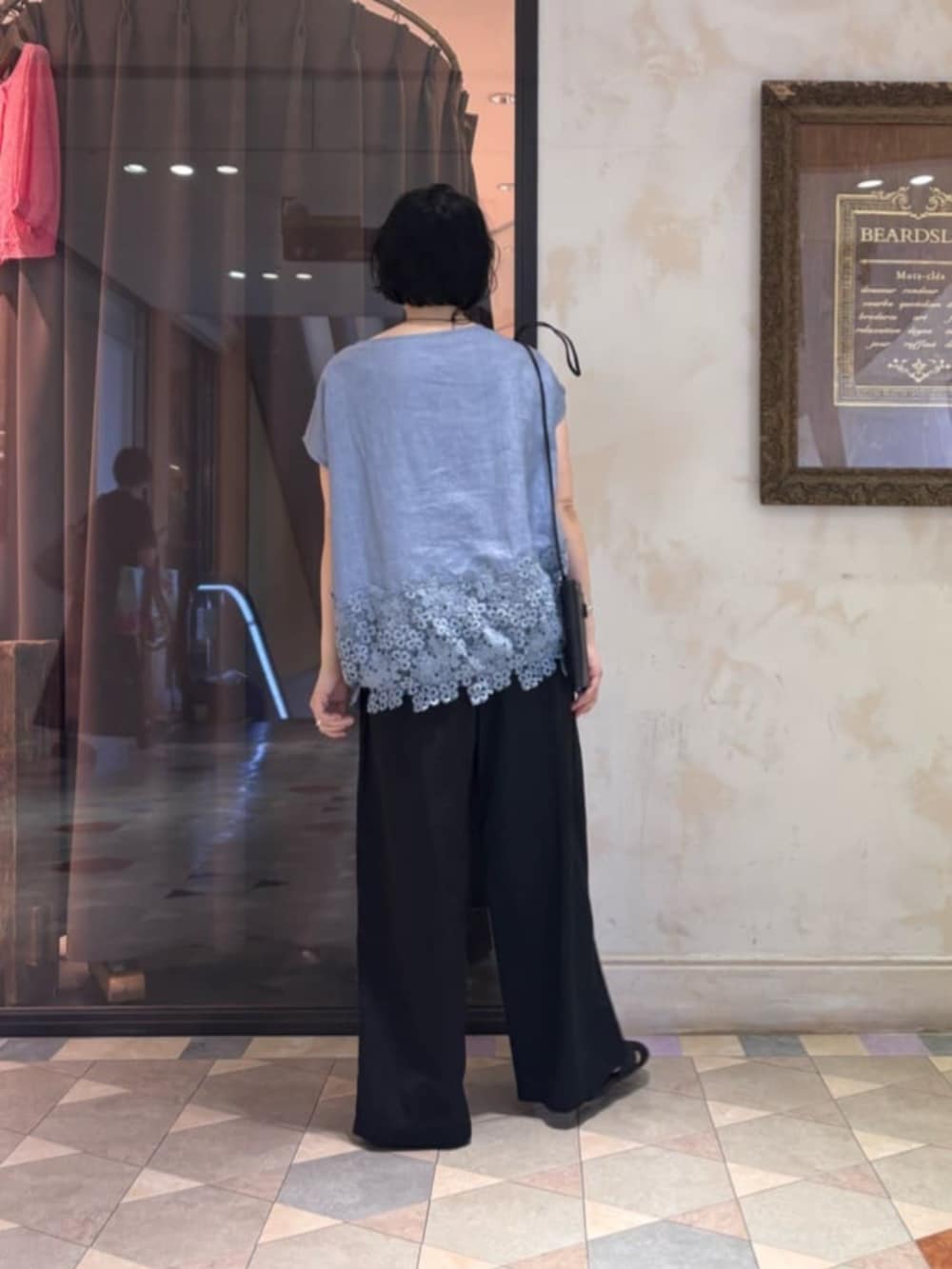 ブルー系のシャツ/ブラウス、ブラック系のその他パンツを着用したレディースの春コーディネートの4枚目の写真