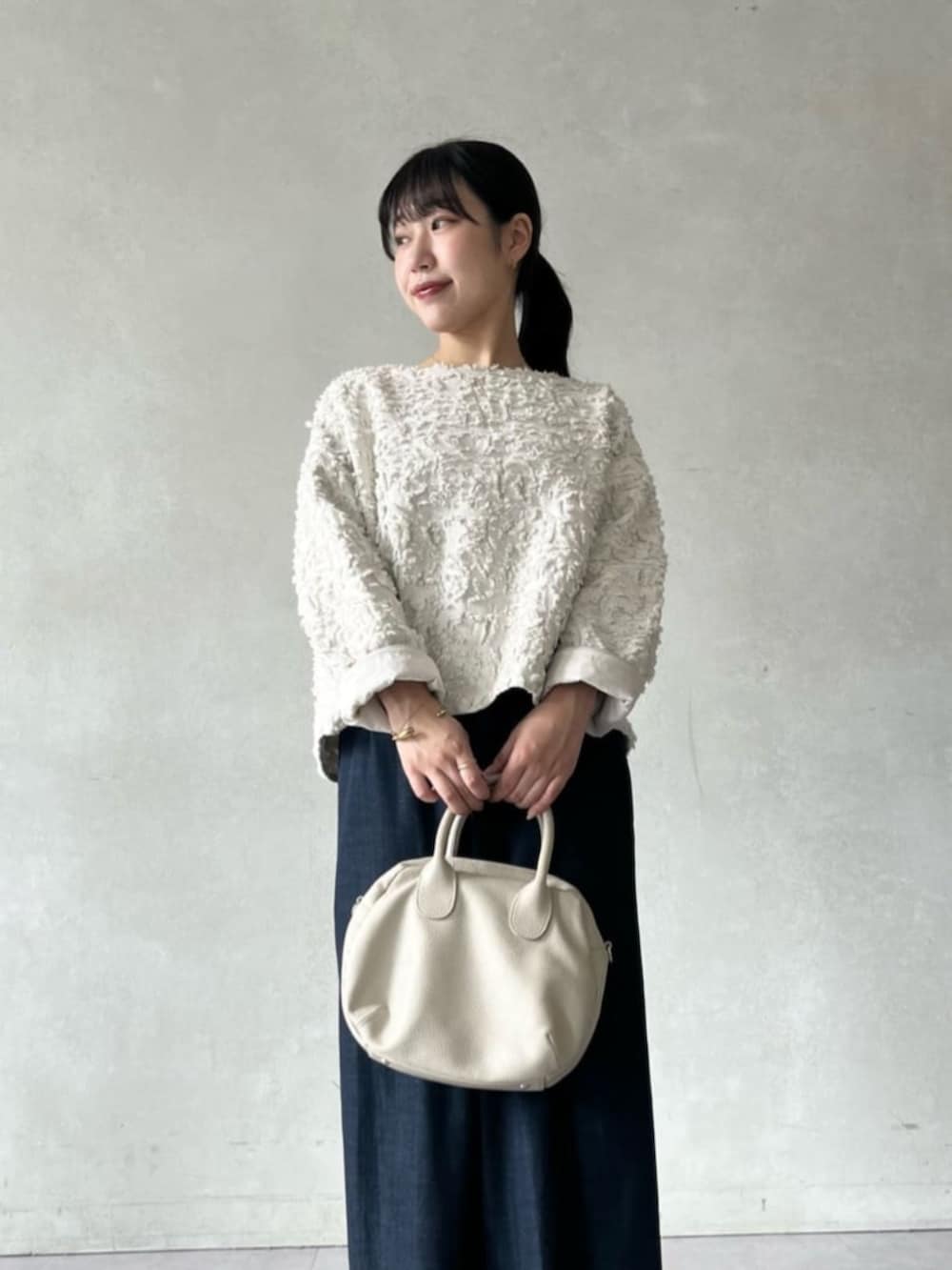 ブルー系のその他パンツ、グレー系のボストンバッグ、ホワイト系のシャツ/ブラウスを着用したレディースの夏コーディネートの7枚目の写真