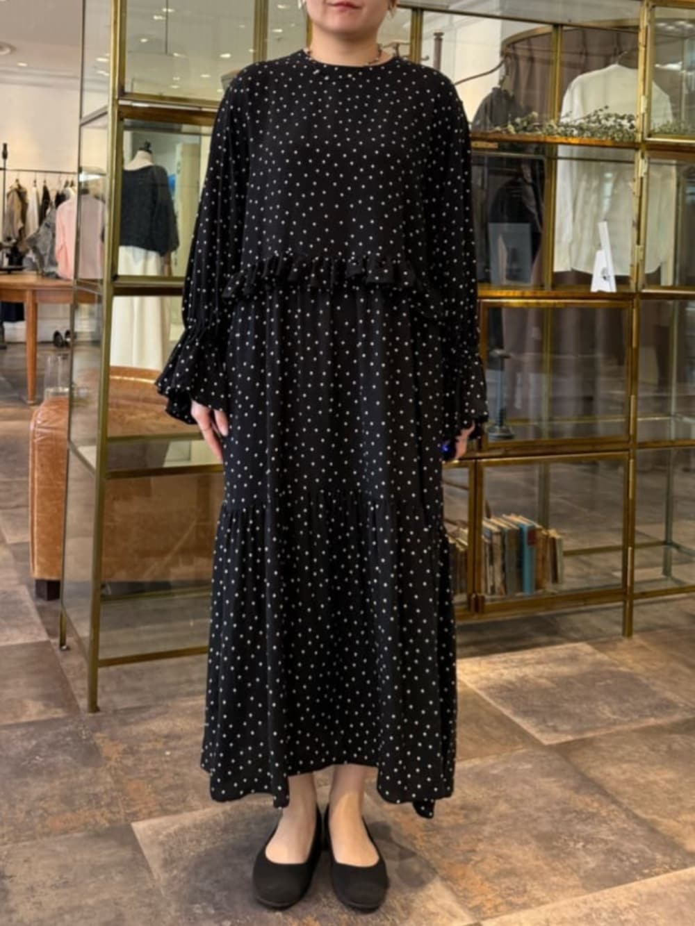 ブラック系のショルダーバッグ、ブラック系のワンピースを着用したレディースの春コーディネートの5枚目の写真