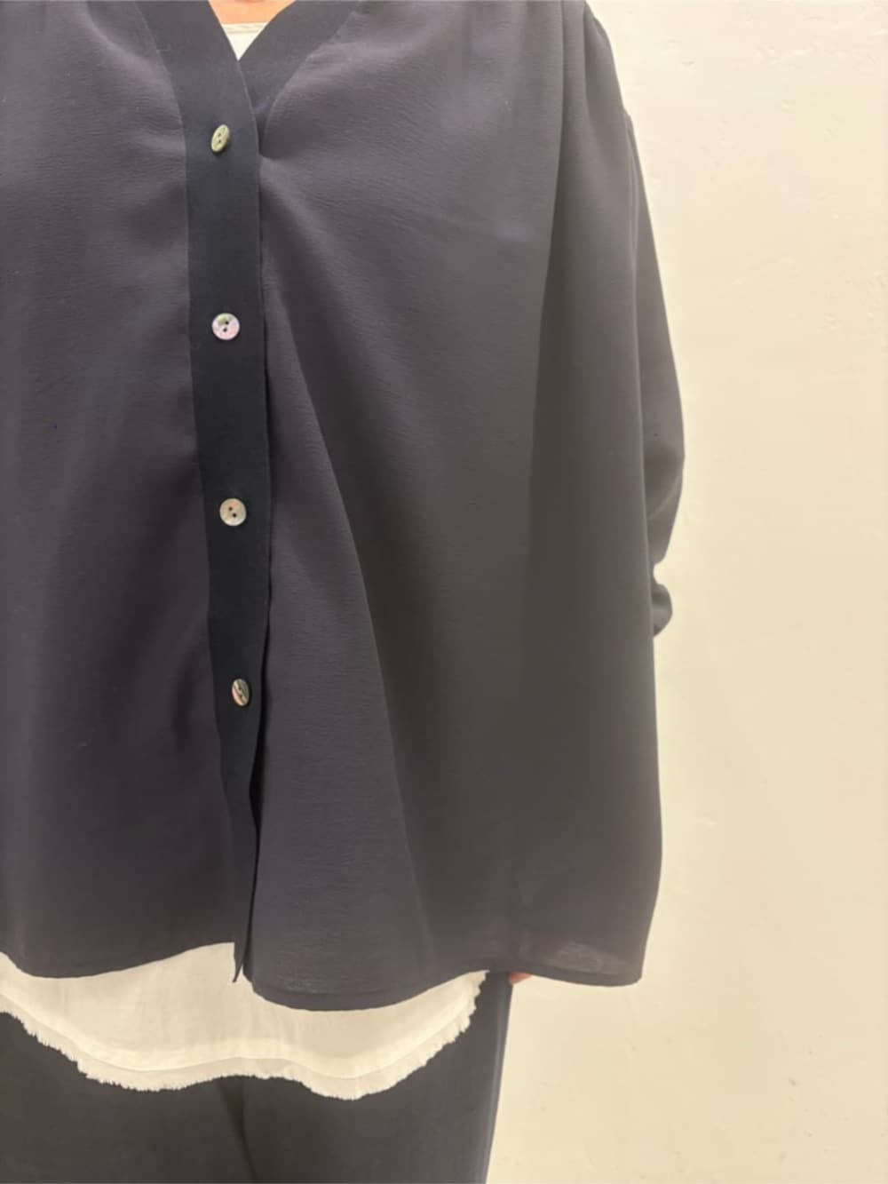 ブルー系のその他パンツ、シルバー系のスニーカー、ブルー系のシャツ/ブラウスを着用したレディースの冬コーディネートの6枚目の写真