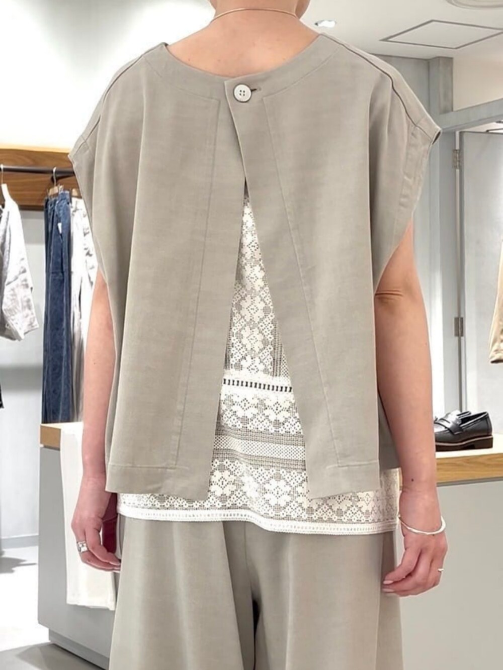 グレー系のシャツ/ブラウス、ホワイト系のシャツ/ブラウス、グレー系のその他パンツを着用したレディースの春コーディネートの10枚目の写真