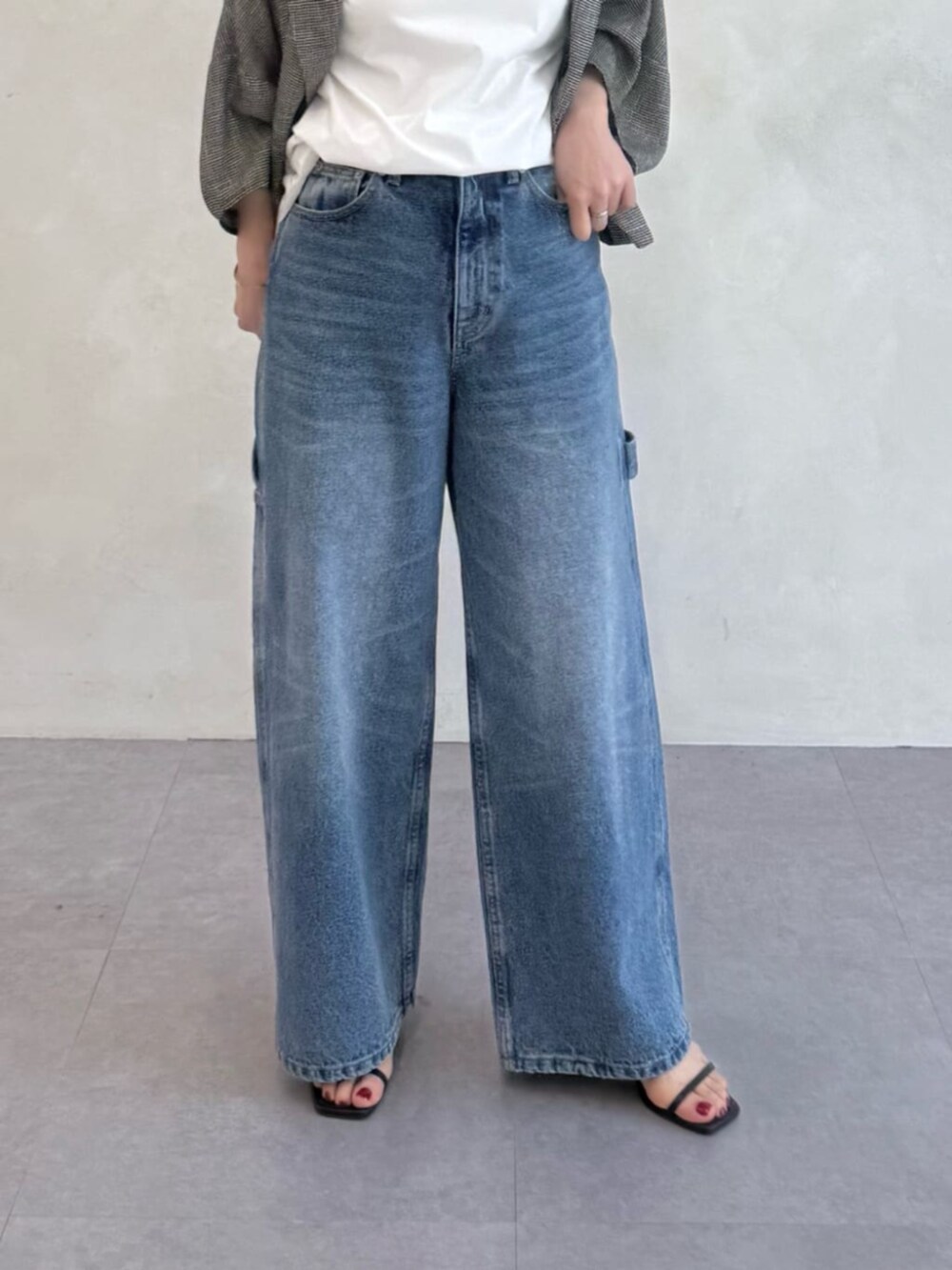 ブルー系のその他パンツ、ホワイト系のシャツ/ブラウス、ベージュ系のテーラードジャケットを着用したレディースの春コーディネートの10枚目の写真