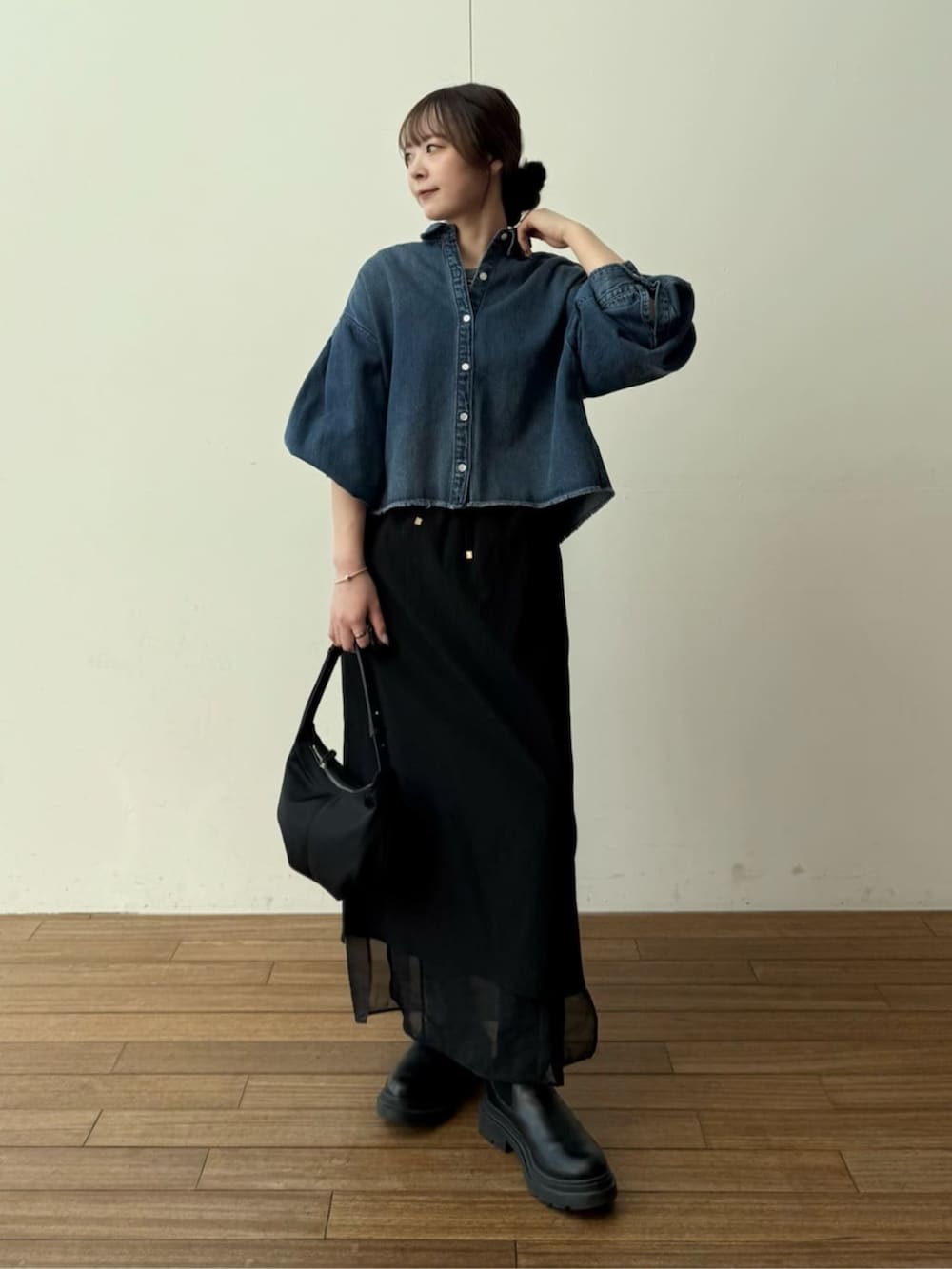 ブルー系のシャツ/ブラウス、ブラック系のスカートを着用したレディースの冬コーディネートの2枚目の写真