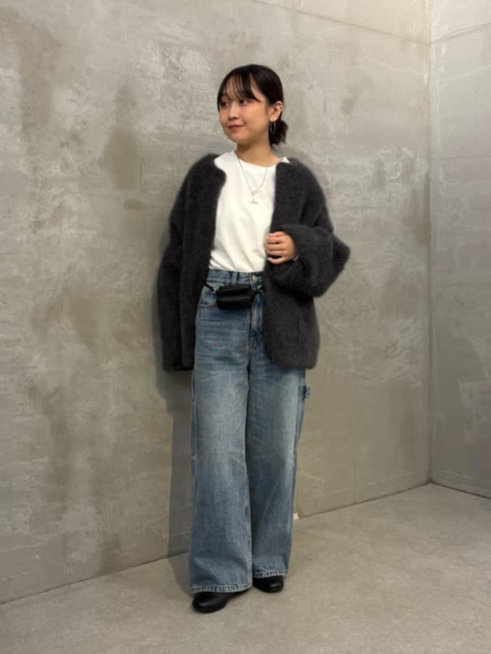 グレー系のその他アウター、ホワイト系のシャツ/ブラウス、ブルー系のデニムパンツを着用したレディースの夏コーディネートの5枚目の写真