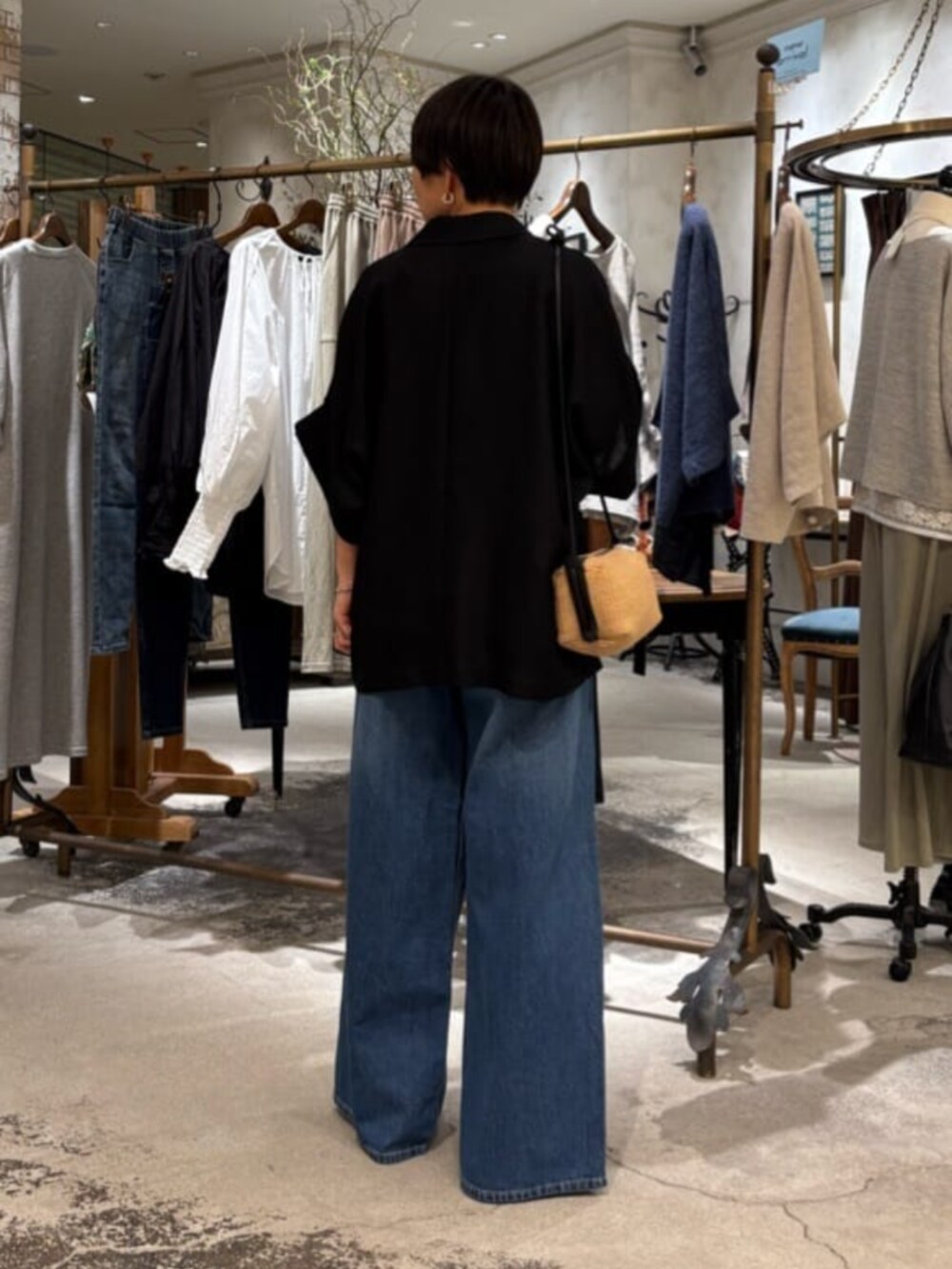 ブルー系のその他パンツ、ホワイト系のシャツ/ブラウス、ブラック系のテーラードジャケットを着用したレディースの春コーディネートの3枚目の写真