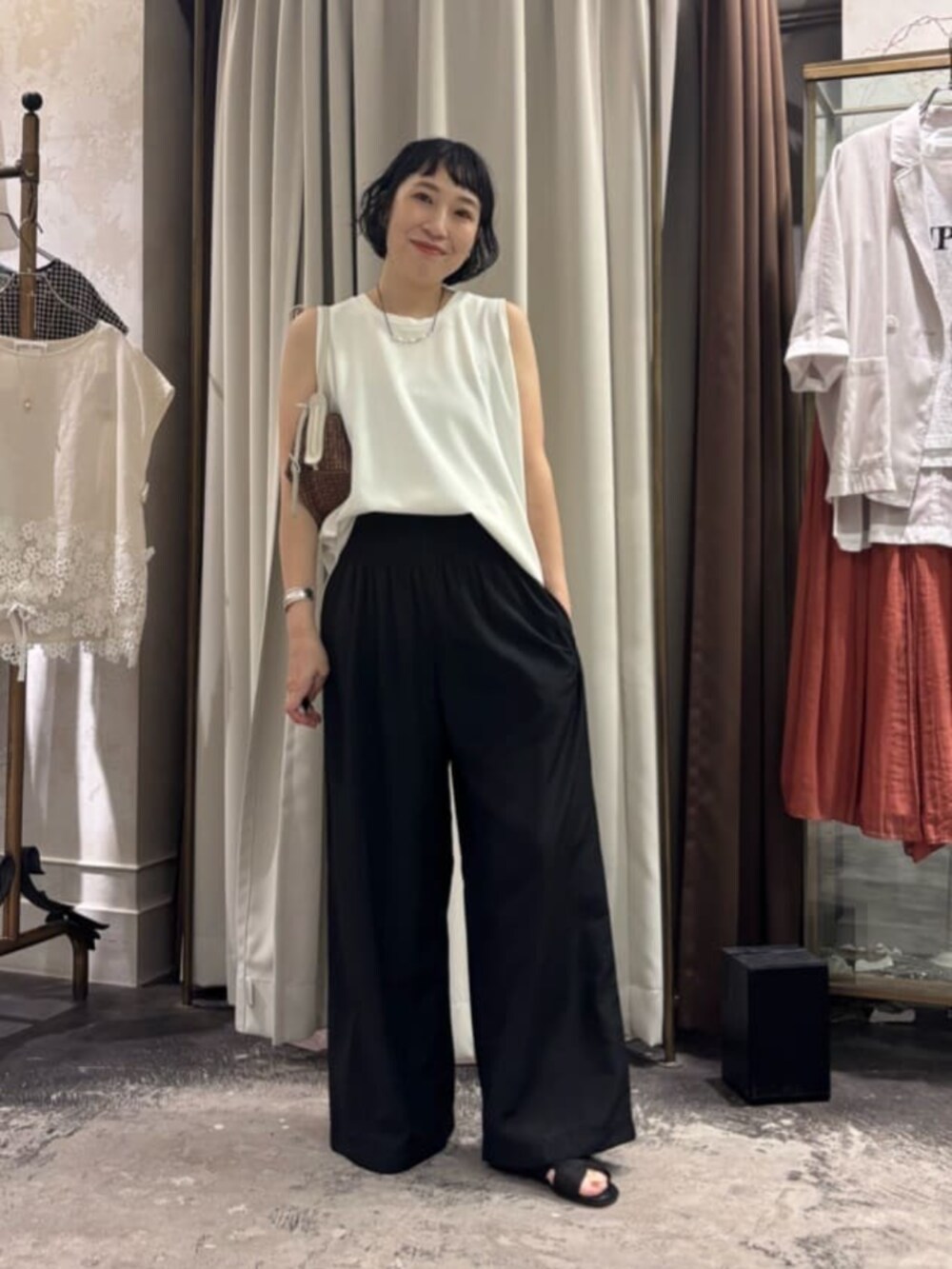 ブラック系のその他パンツ、ホワイト系のキャミソールを着用したレディースの夏コーディネートの4枚目の写真