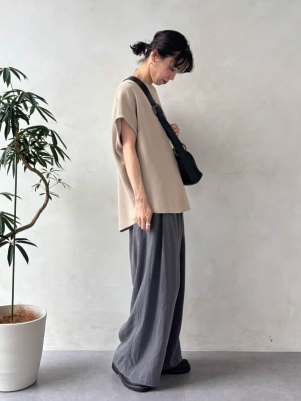ベージュ系のニット/セーター、グレー系のその他パンツを着用したレディースの夏コーディネートの2枚目の写真