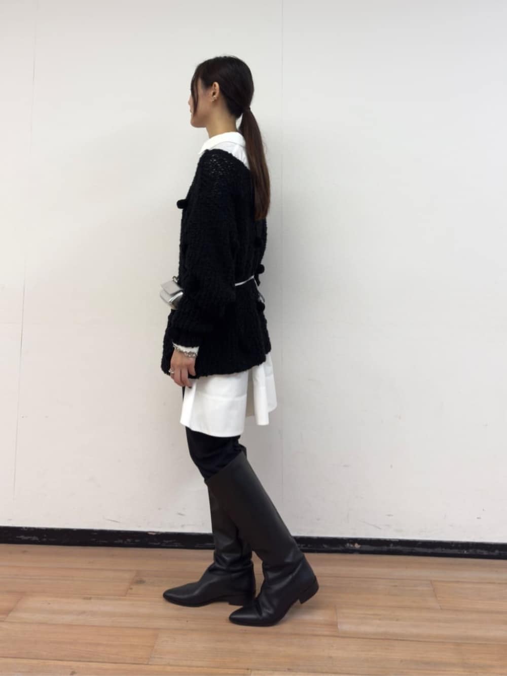 ブラック系のその他パンツ、ブラック系のニット/セーター、ホワイト系のシャツ/ブラウスを着用したレディースの秋コーディネートの4枚目の写真