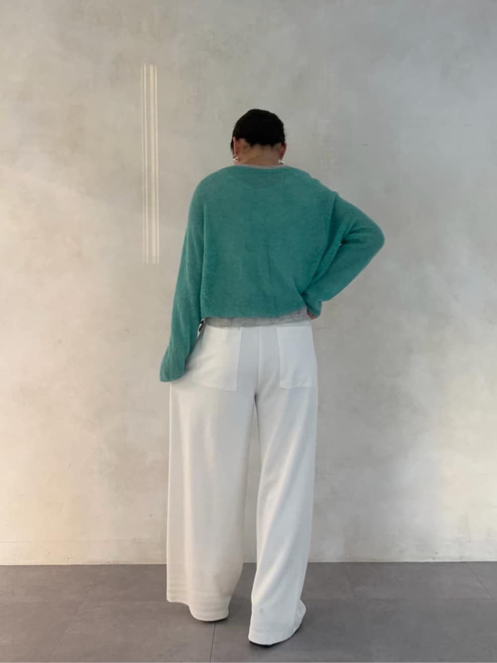 ホワイト系のスニーカー、ブルー系のニット/セーター、ホワイト系のその他パンツを着用したレディースの夏コーディネートの3枚目の写真
