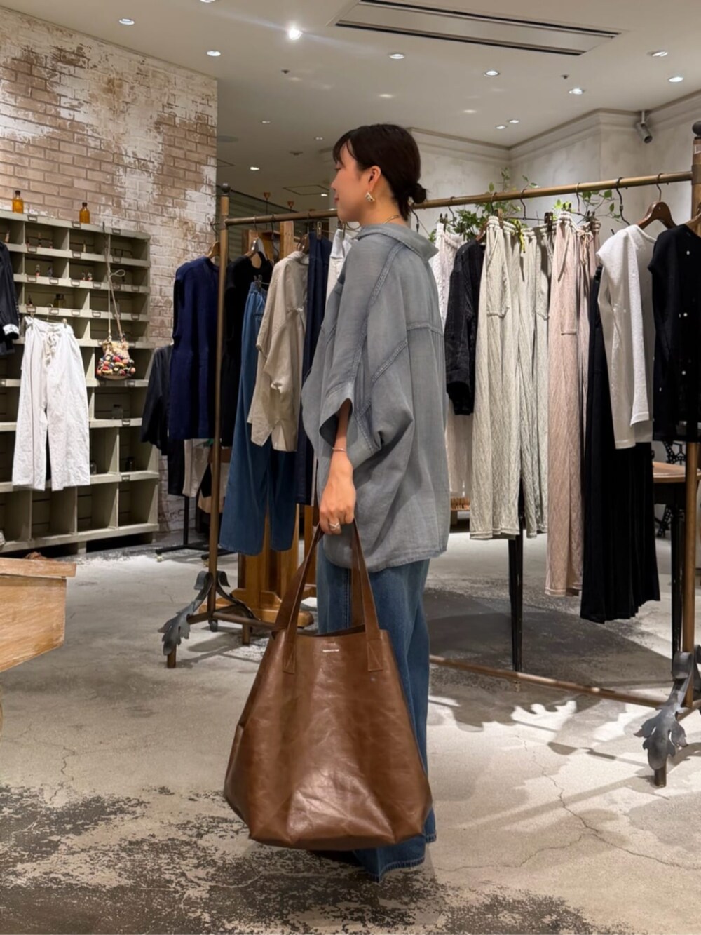ブルー系のその他パンツ、ブルー系のシャツ/ブラウス、ブラウン系のその他シューズを着用したレディースの夏コーディネートの3枚目の写真