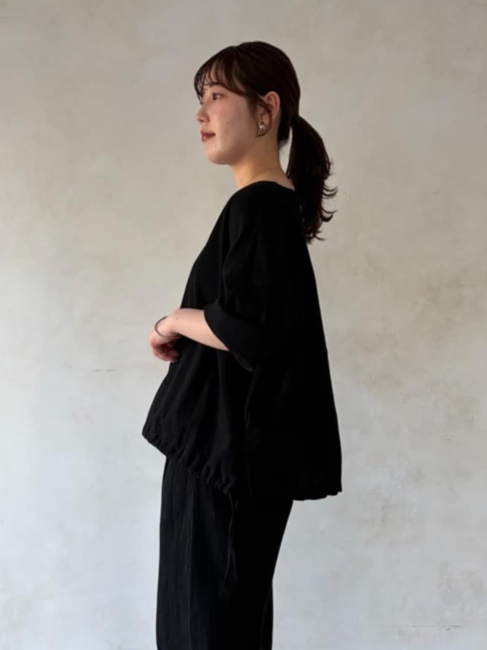 ブラック系のサンダル、ベージュ系のショルダーバッグ、ブラック系のその他パンツを着用したレディースの春コーディネートの5枚目の写真