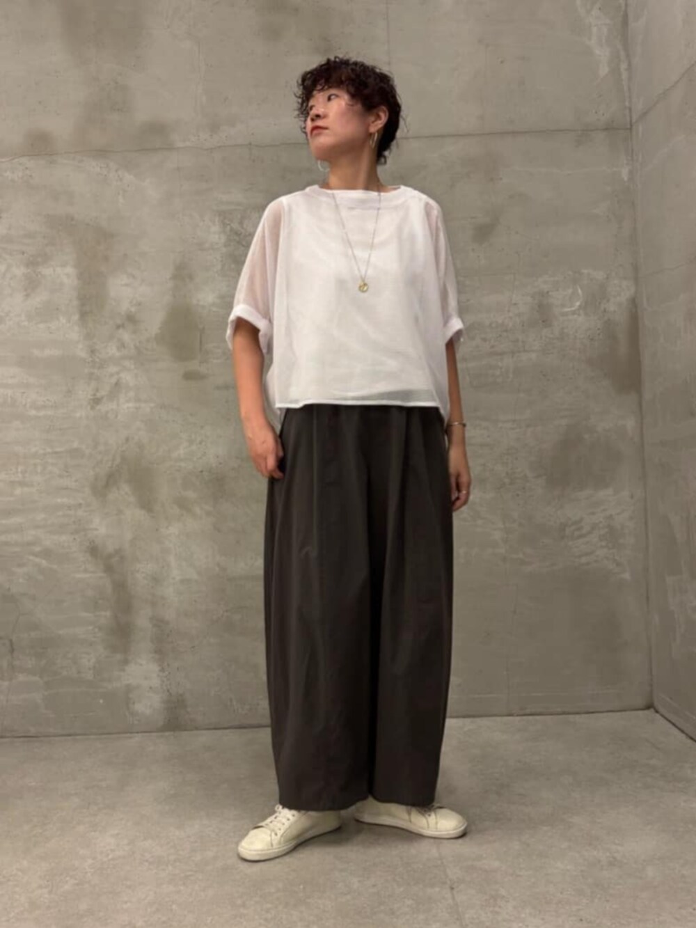 グレー系のその他パンツ、ホワイト系のTシャツ/カットソーを着用したレディースの春コーディネートの5枚目の写真