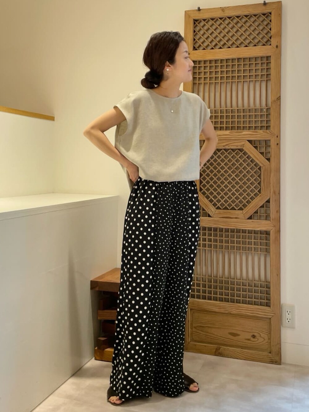 ベージュ系のシャツ/ブラウス、ブラック系のその他パンツ、ブラック系のかごバッグを着用したレディースの春コーディネートの4枚目の写真