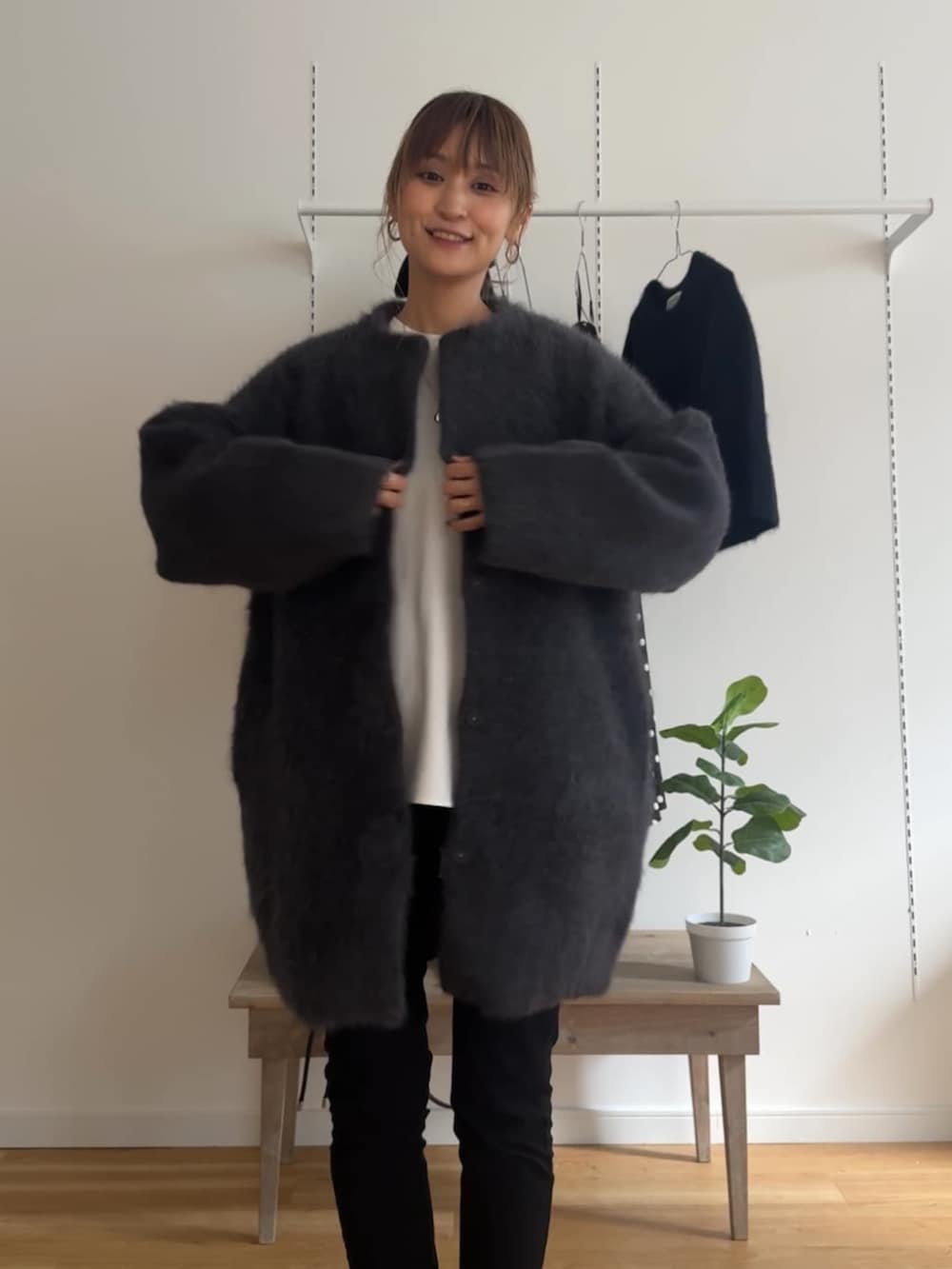 ブラック系のその他パンツ、ブラック系のニット/セーター、グレー系のその他アウターを着用したレディースの夏コーディネートの6枚目の写真