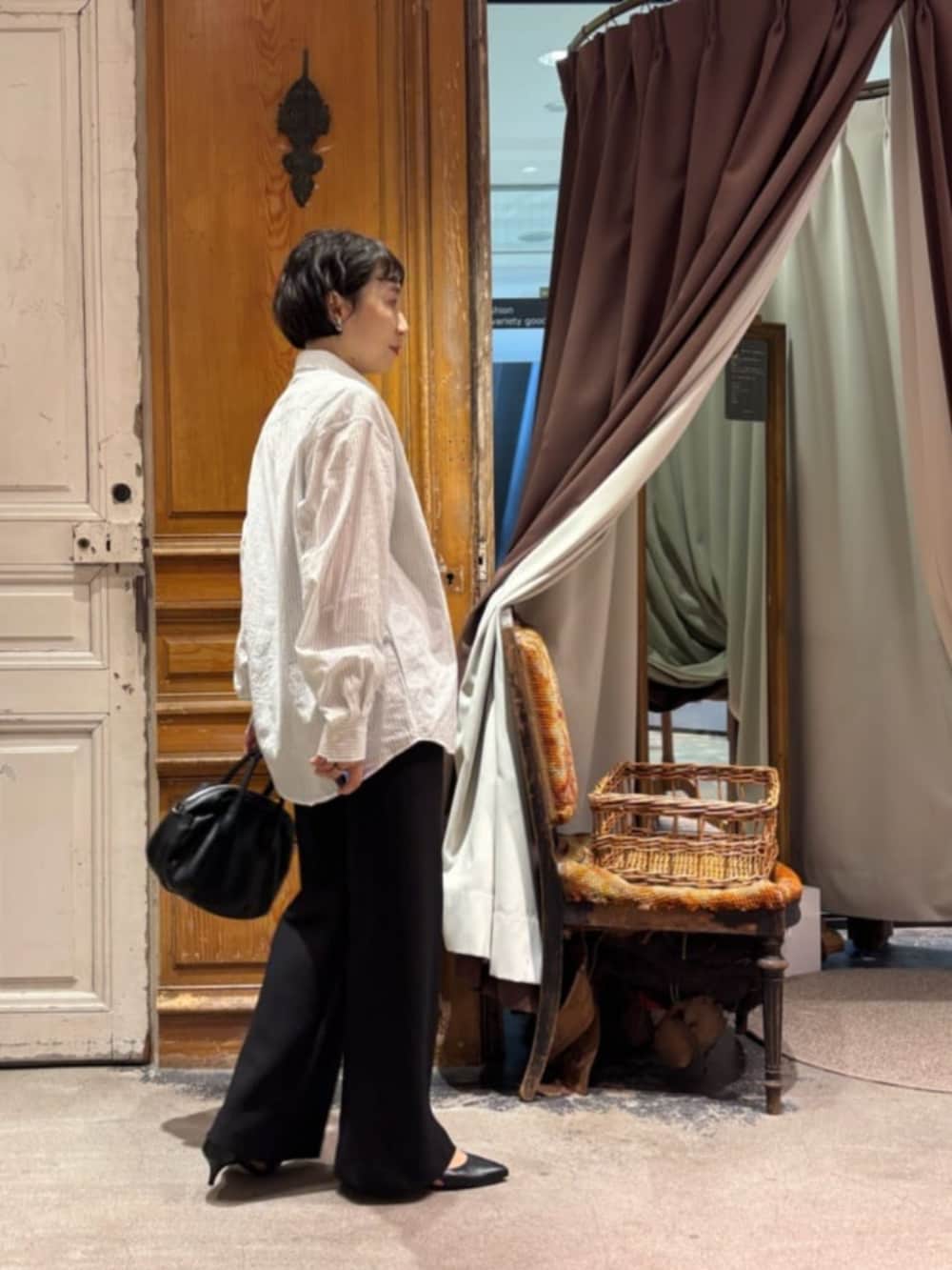 ブラック系のボストンバッグ、ホワイト系のシャツ/ブラウス、ブラック系のその他パンツを着用したレディースの春コーディネートの9枚目の写真