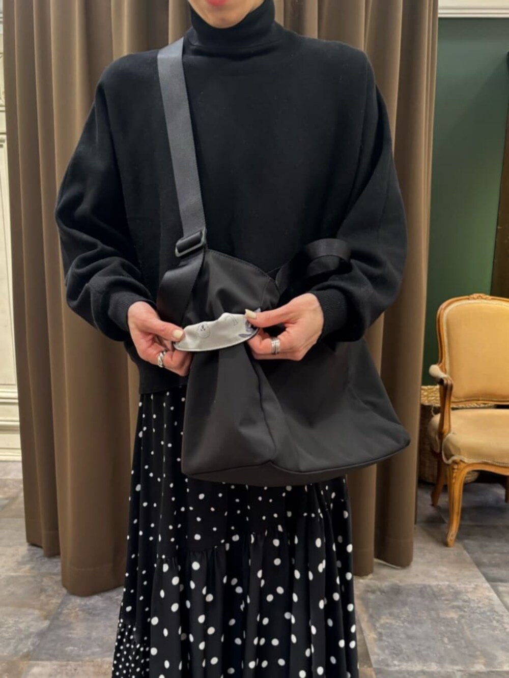 ブラック系のトートバッグを着用したレディースの冬コーディネートの4枚目の写真