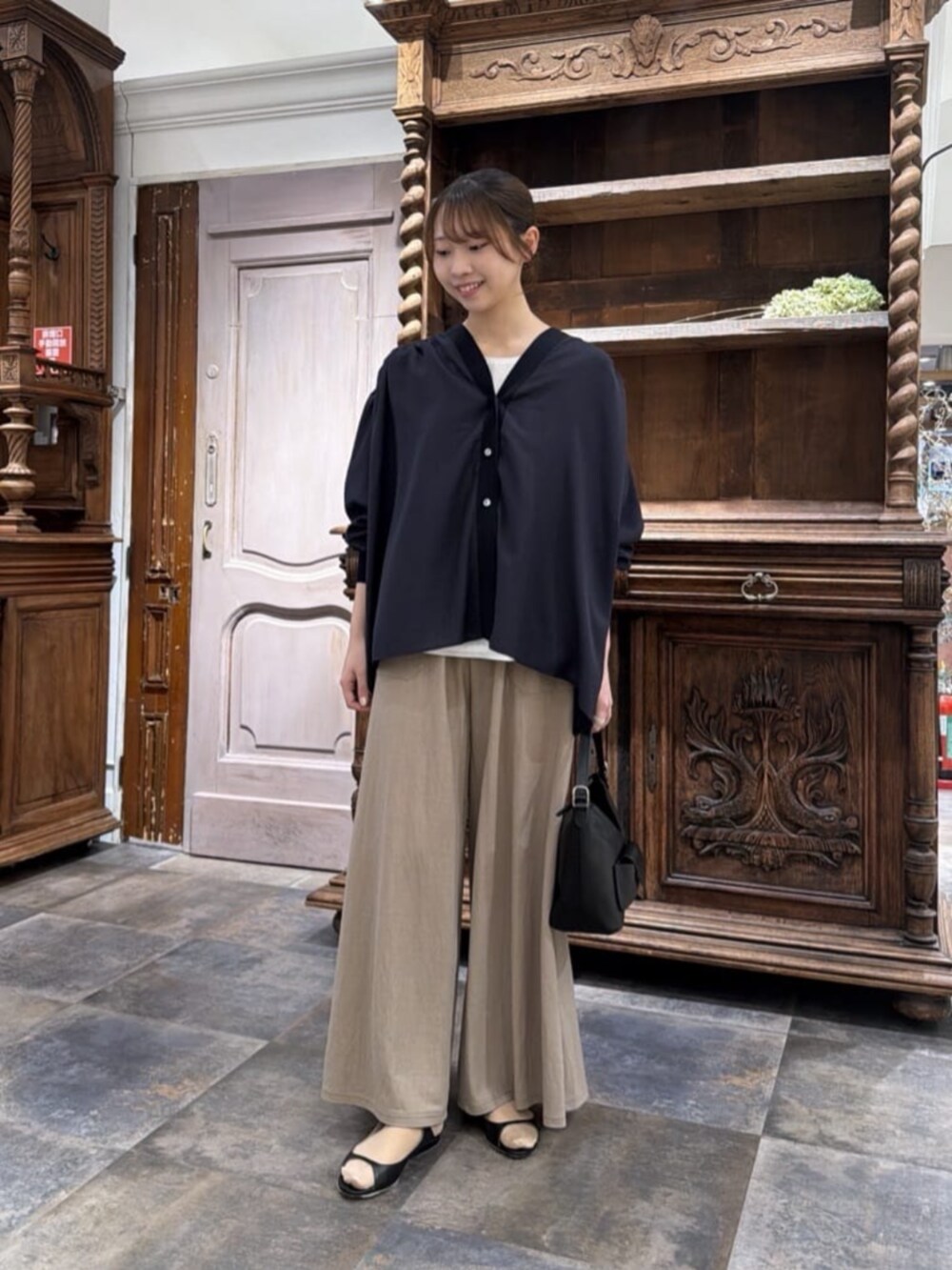 ベージュ系のその他パンツ、ブルー系のシャツ/ブラウスを着用したレディースの春コーディネートの4枚目の写真