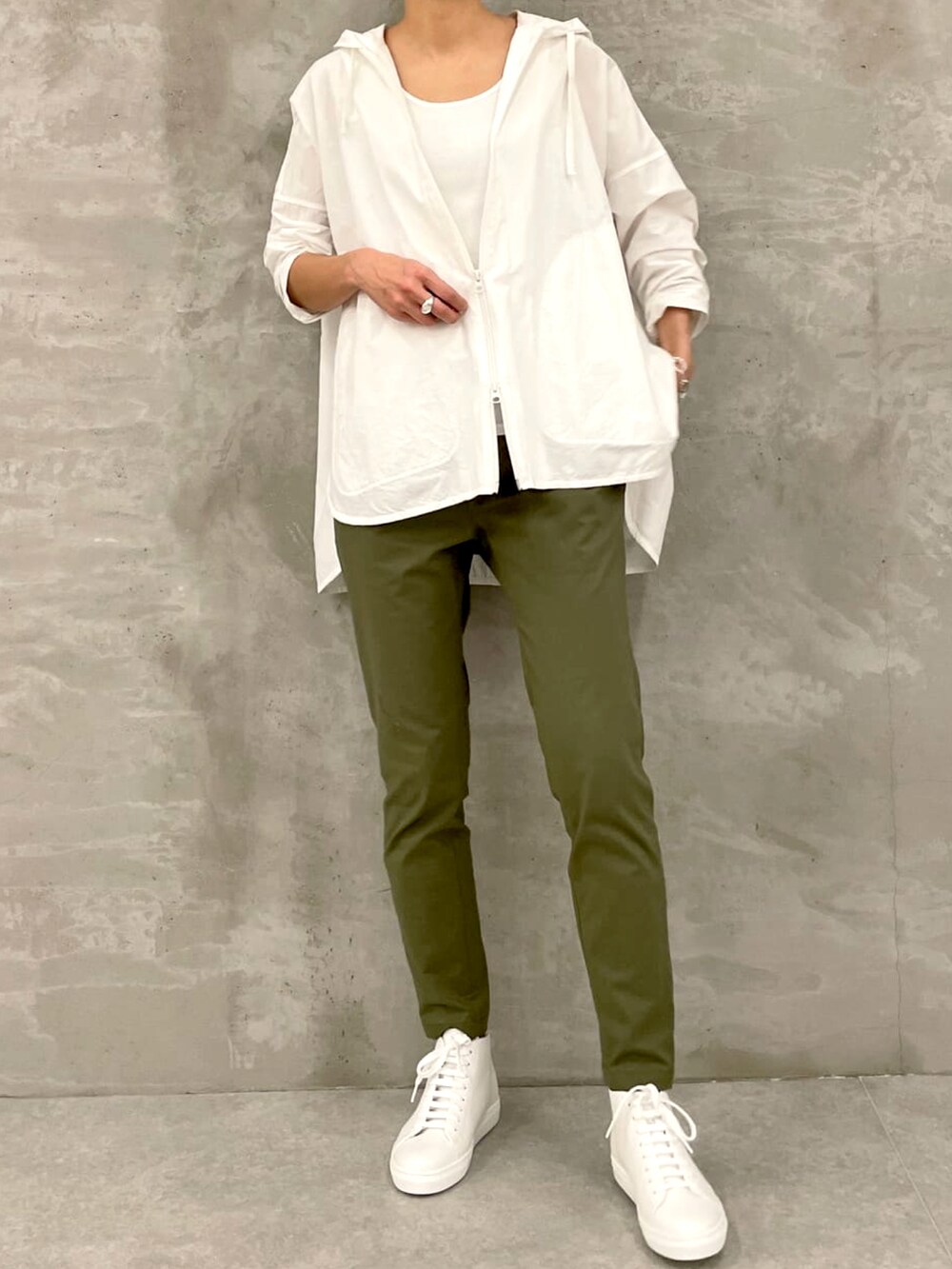 ホワイト系のパーカー、グリーン系のその他パンツ、ホワイト系のスニーカーを着用したレディースの春コーディネートの2枚目の写真