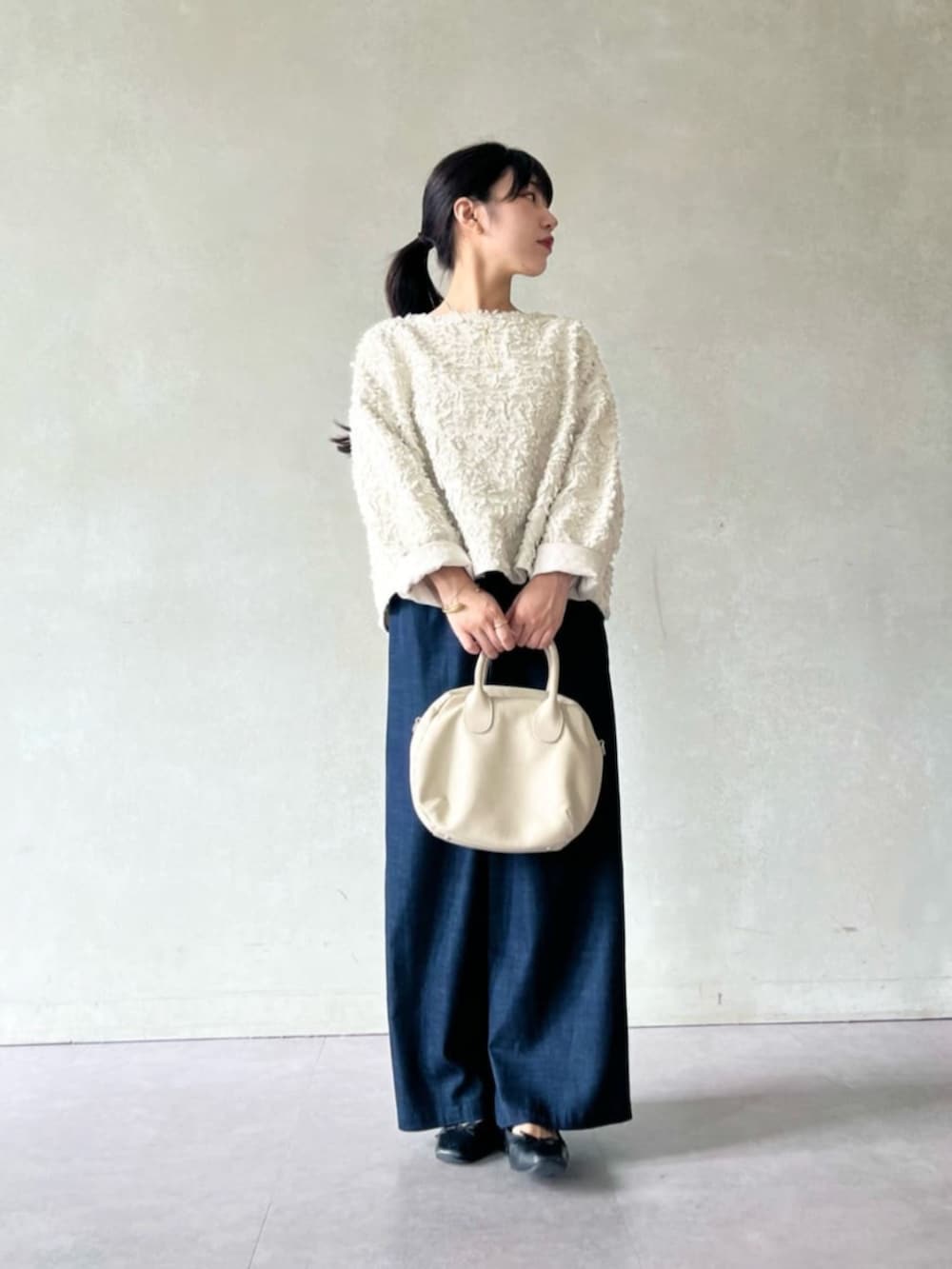 ブルー系のその他パンツ、グレー系のボストンバッグ、ホワイト系のシャツ/ブラウスを着用したレディースの夏コーディネートの3枚目の写真