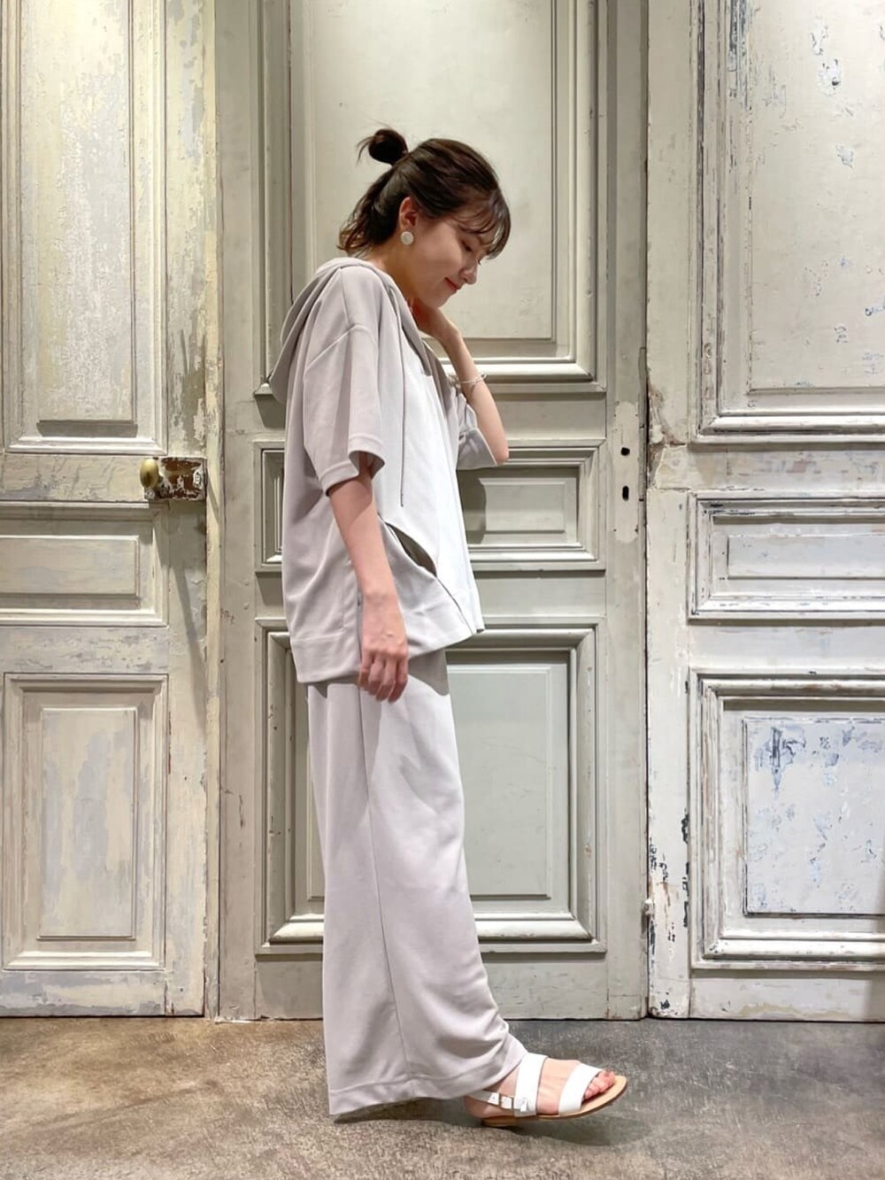 グレー系のパーカー、グレー系のその他パンツ、ホワイト系のサンダルを着用したレディースの夏コーディネートの2枚目の写真