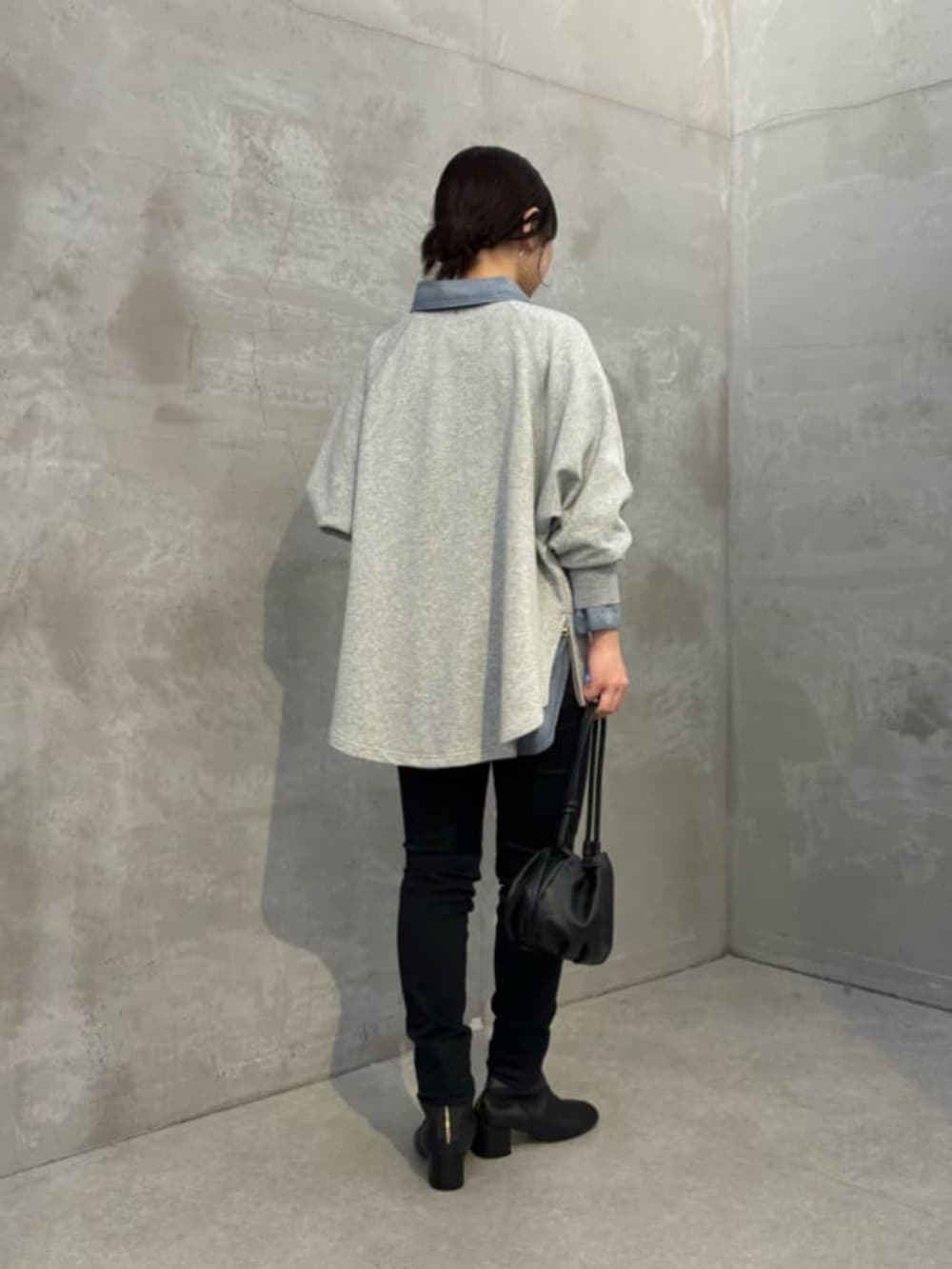 ブラック系のその他パンツ、ブルー系のシャツ/ブラウス、グレー系のTシャツ/カットソーを着用したレディースの夏コーディネートの6枚目の写真