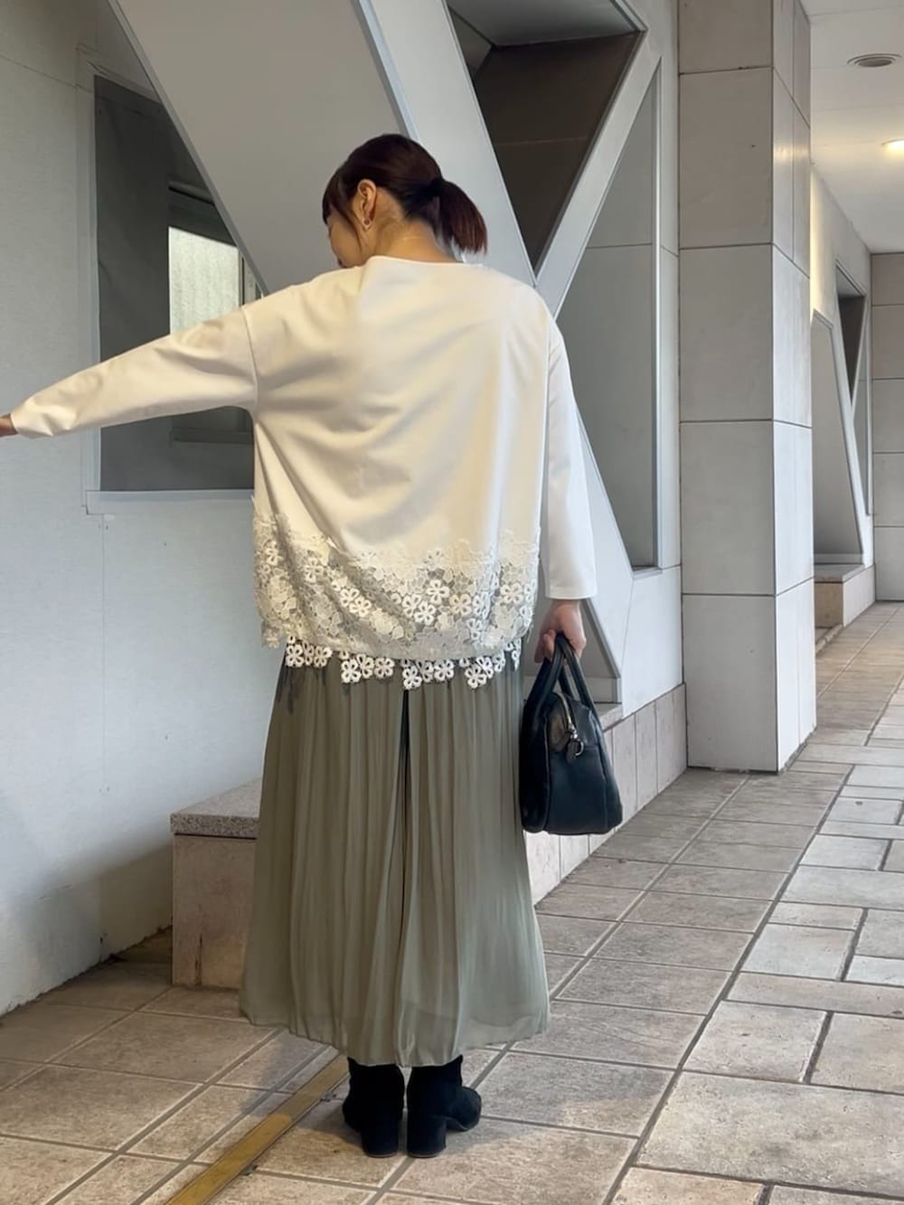 グリーン系のその他パンツ、ホワイト系のTシャツ/カットソーを着用したレディースの冬コーディネートの6枚目の写真