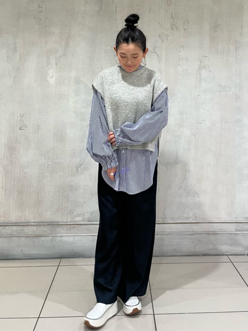 ホワイト系のスニーカー、ブルー系のその他パンツ、シルバー系のトートバッグを着用したレディースの冬コーディネートの3枚目の写真