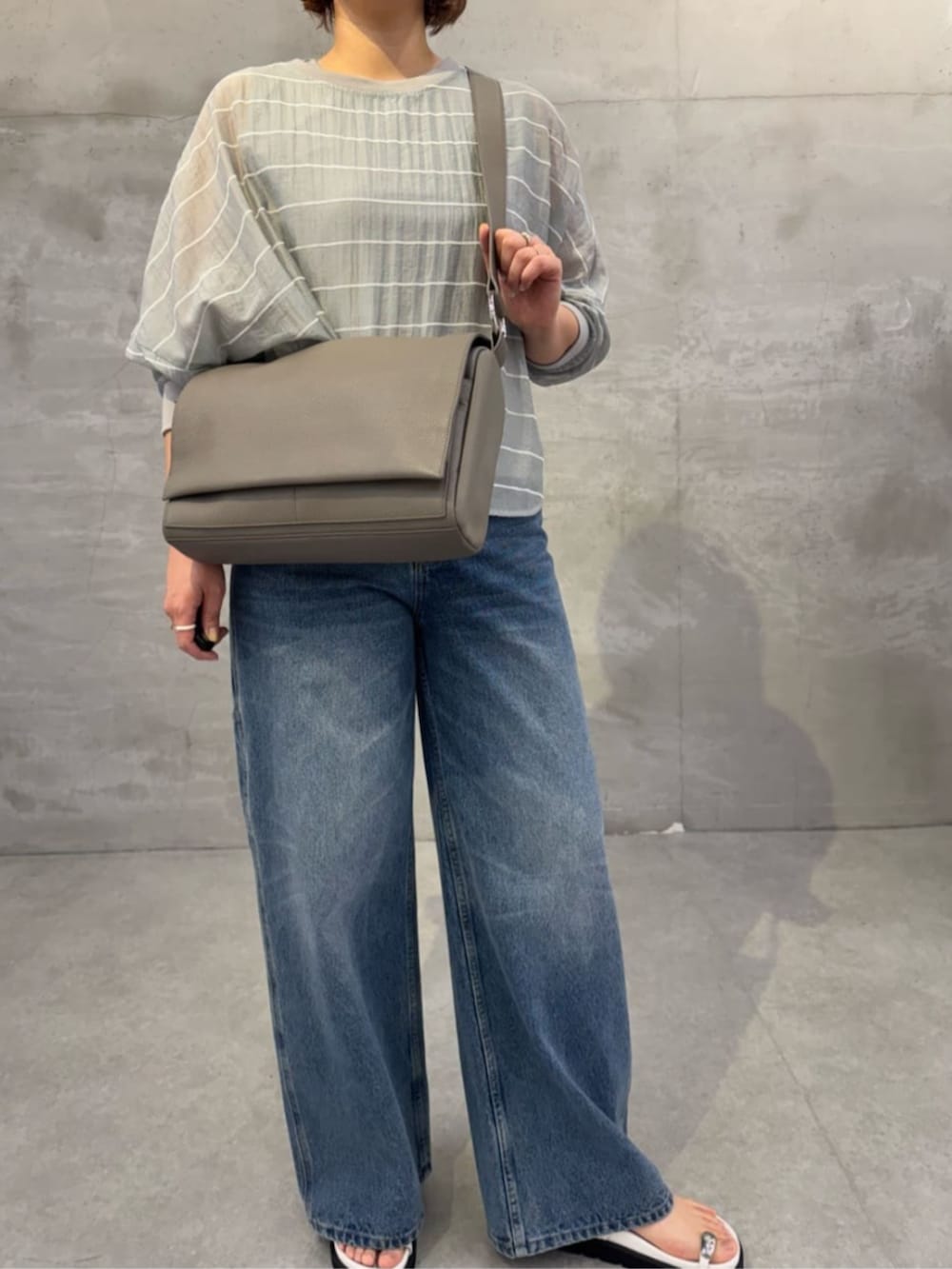 ブルー系のその他パンツ、ホワイト系のサンダル、グレー系のシャツ/ブラウスを着用したレディースの春コーディネートの8枚目の写真