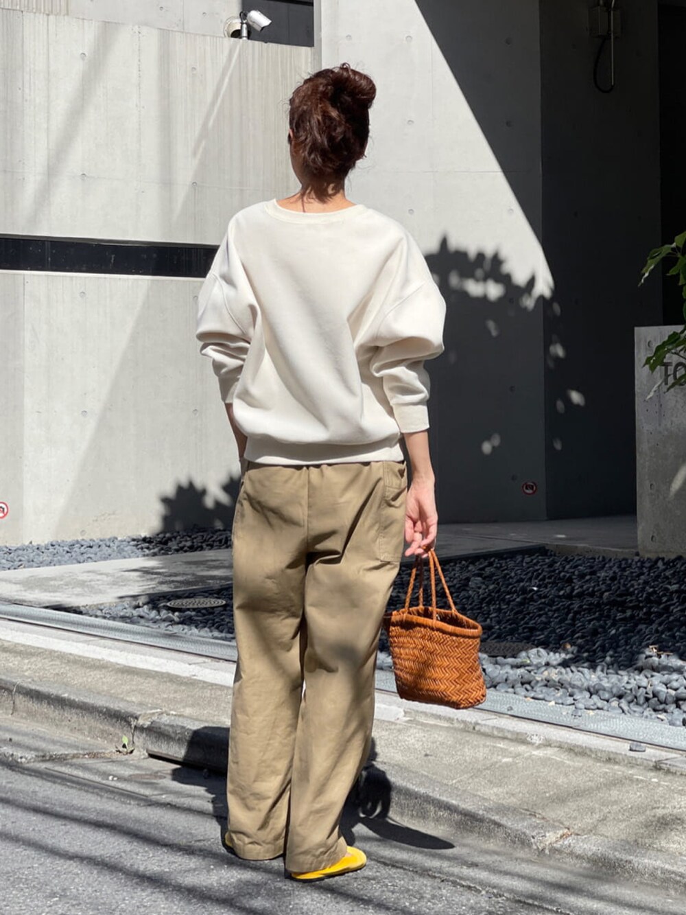 ホワイト系のTシャツ/カットソー、イエロー系のその他パンツ、イエロー系のその他シューズを着用したレディースの夏コーディネートの2枚目の写真