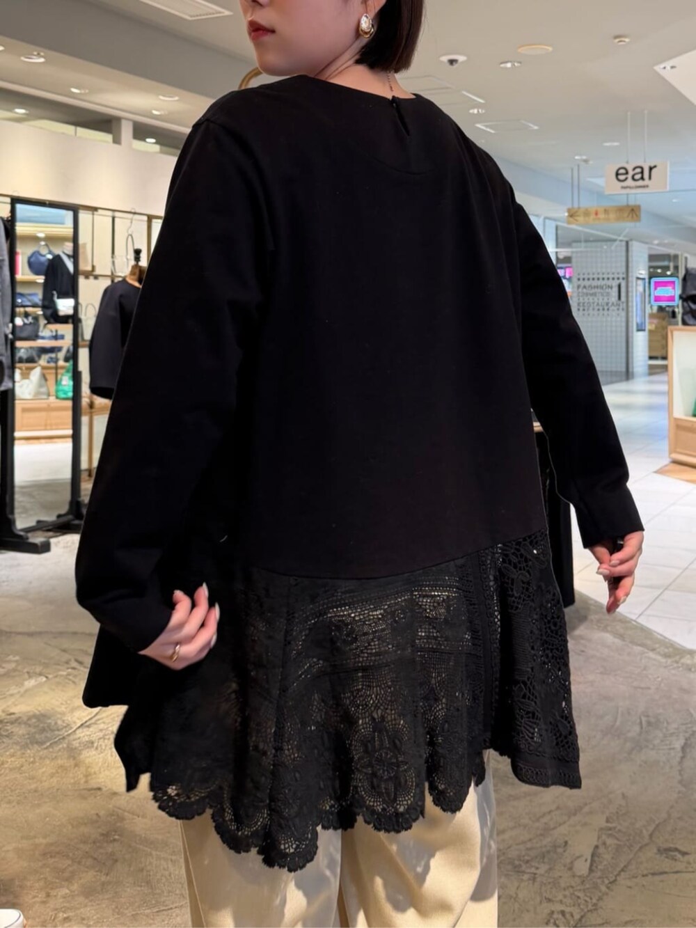 ベージュ系のその他パンツ、ブラック系のTシャツ/カットソーを着用したレディースの冬コーディネートの4枚目の写真