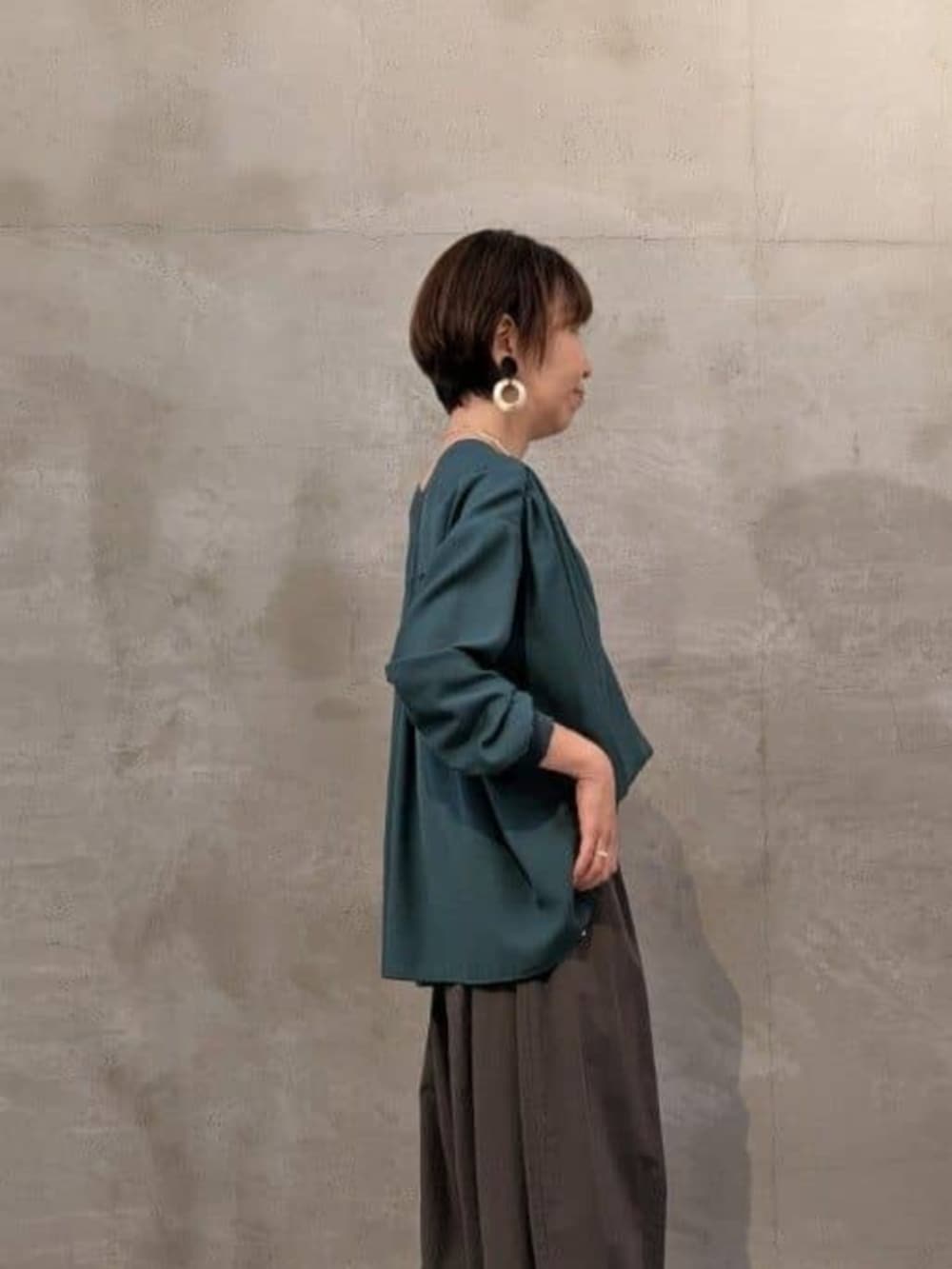ホワイト系のトートバッグ、グレー系のその他パンツ、グリーン系のシャツ/ブラウスを着用したレディースの春コーディネートの5枚目の写真