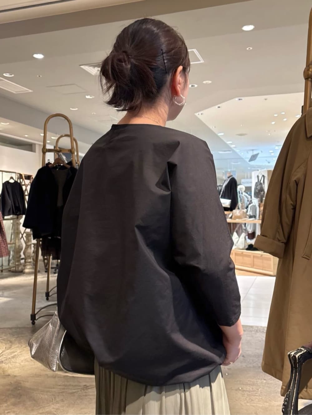 グリーン系のその他パンツ、シルバー系のトートバッグ、ブラック系のシャツ/ブラウスを着用したレディースの冬コーディネートの6枚目の写真