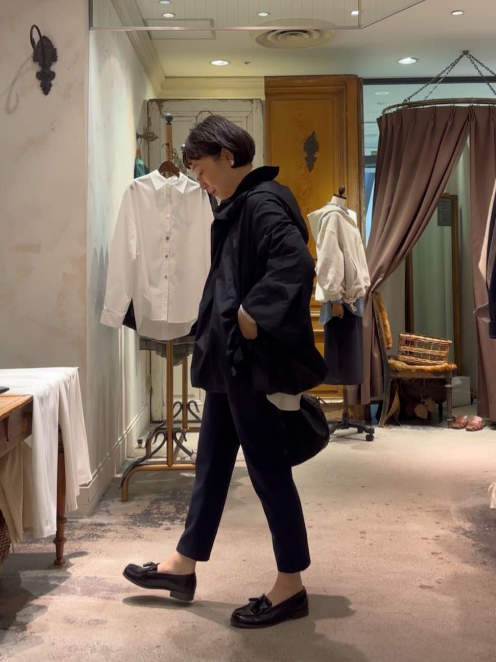 ブラック系のボストンバッグ、ブラック系のブルゾン、ブラック系のその他パンツを着用したレディースの冬コーディネートの4枚目の写真