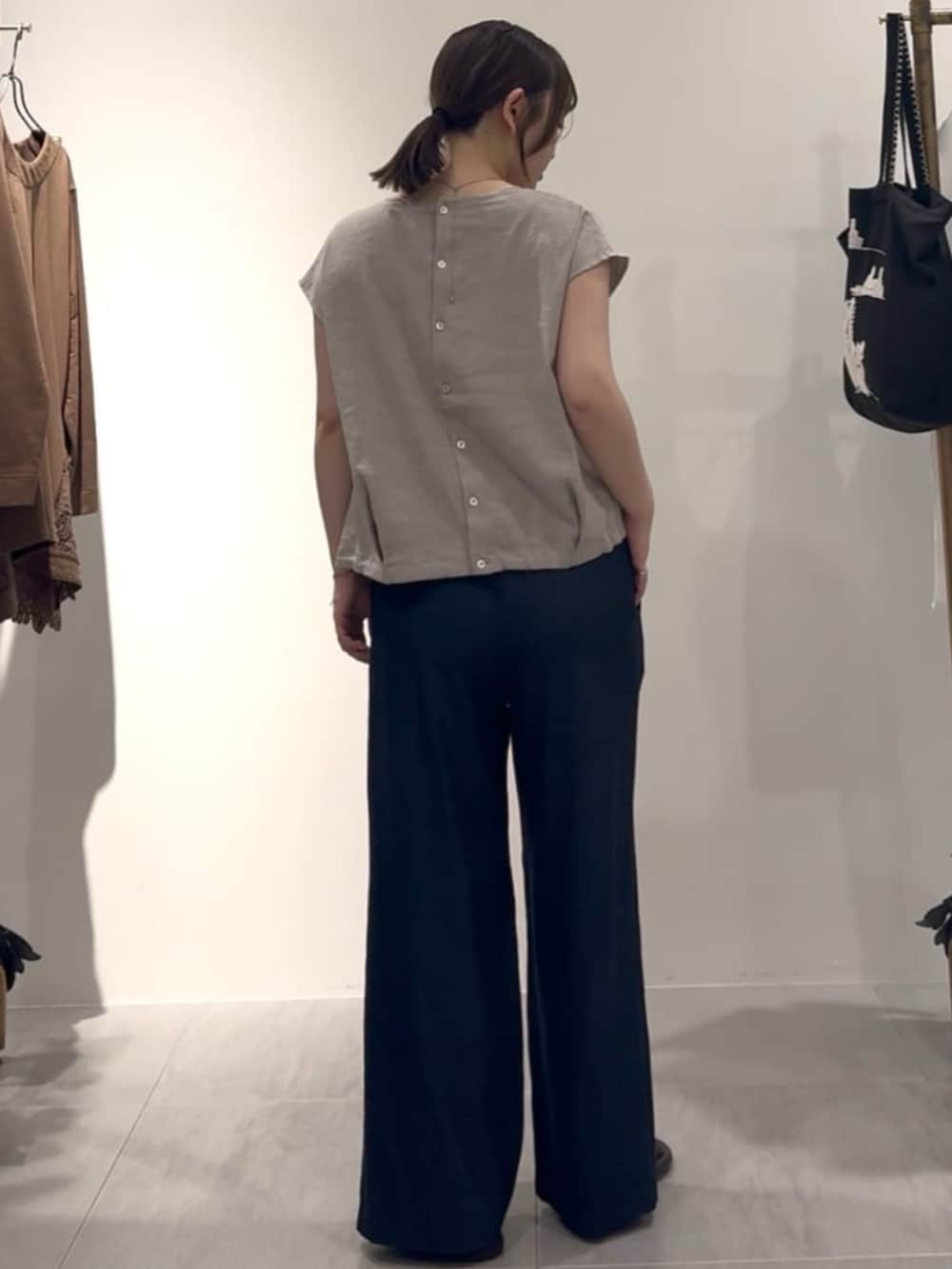 ブルー系のその他パンツ、グレー系のシャツ/ブラウスを着用したレディースの春コーディネートの3枚目の写真