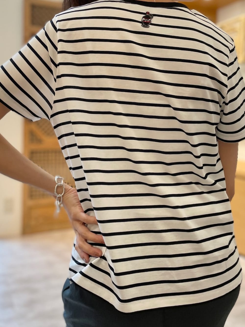 ブラック系のカーディガン/ボレロ、ホワイト系のTシャツ/カットソー、グレー系のその他パンツを着用したレディースの春コーディネートの4枚目の写真