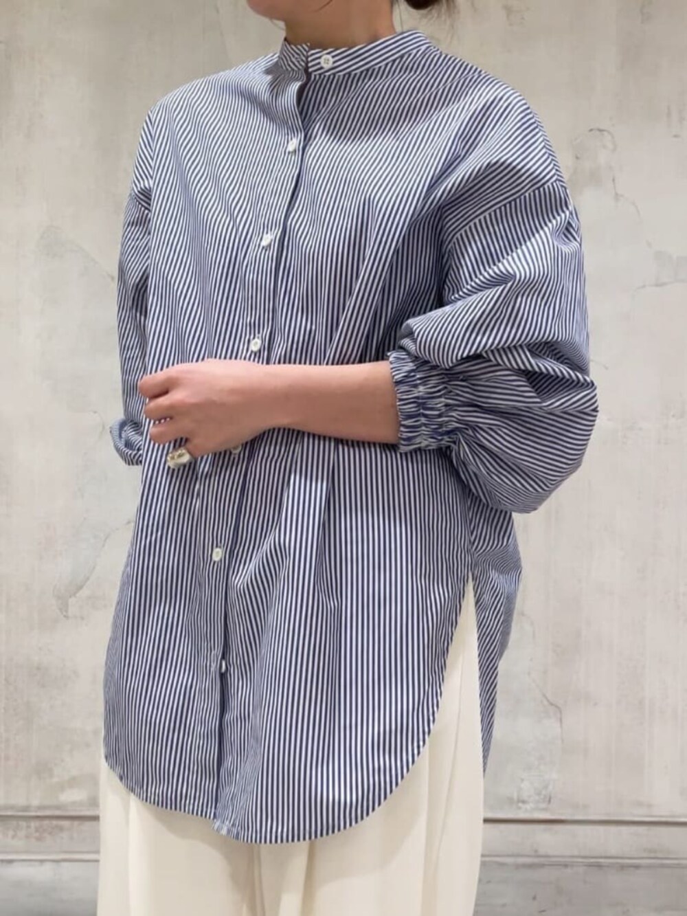 ブラック系のパンプス、ホワイト系のトートバッグ、グレー系のシャツ/ブラウスを着用したレディースの冬コーディネートの4枚目の写真