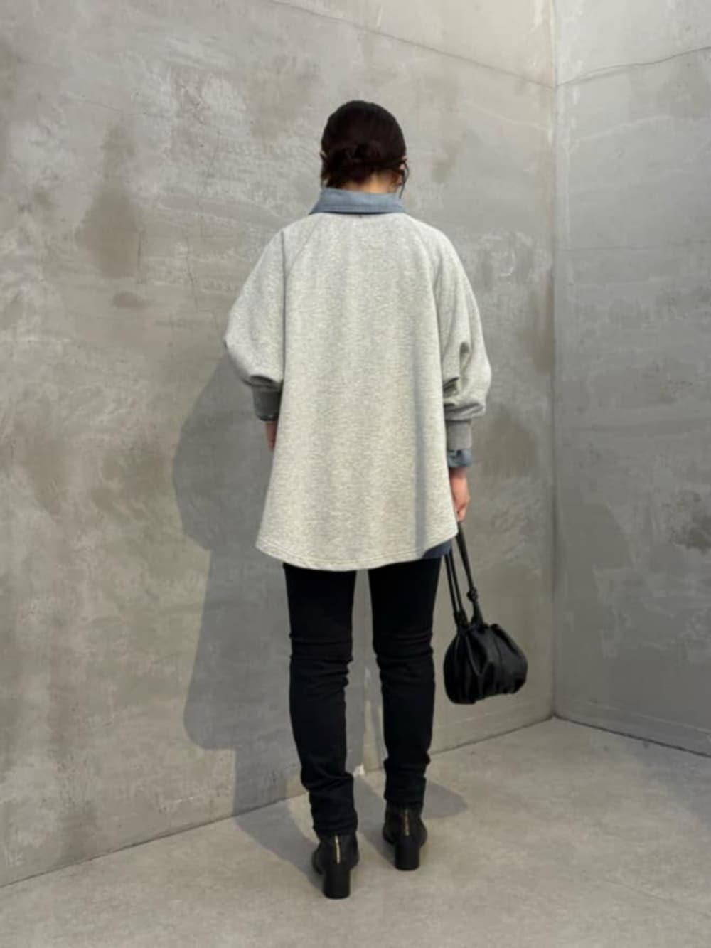 ブラック系のその他パンツ、ブルー系のシャツ/ブラウス、グレー系のTシャツ/カットソーを着用したレディースの夏コーディネートの5枚目の写真