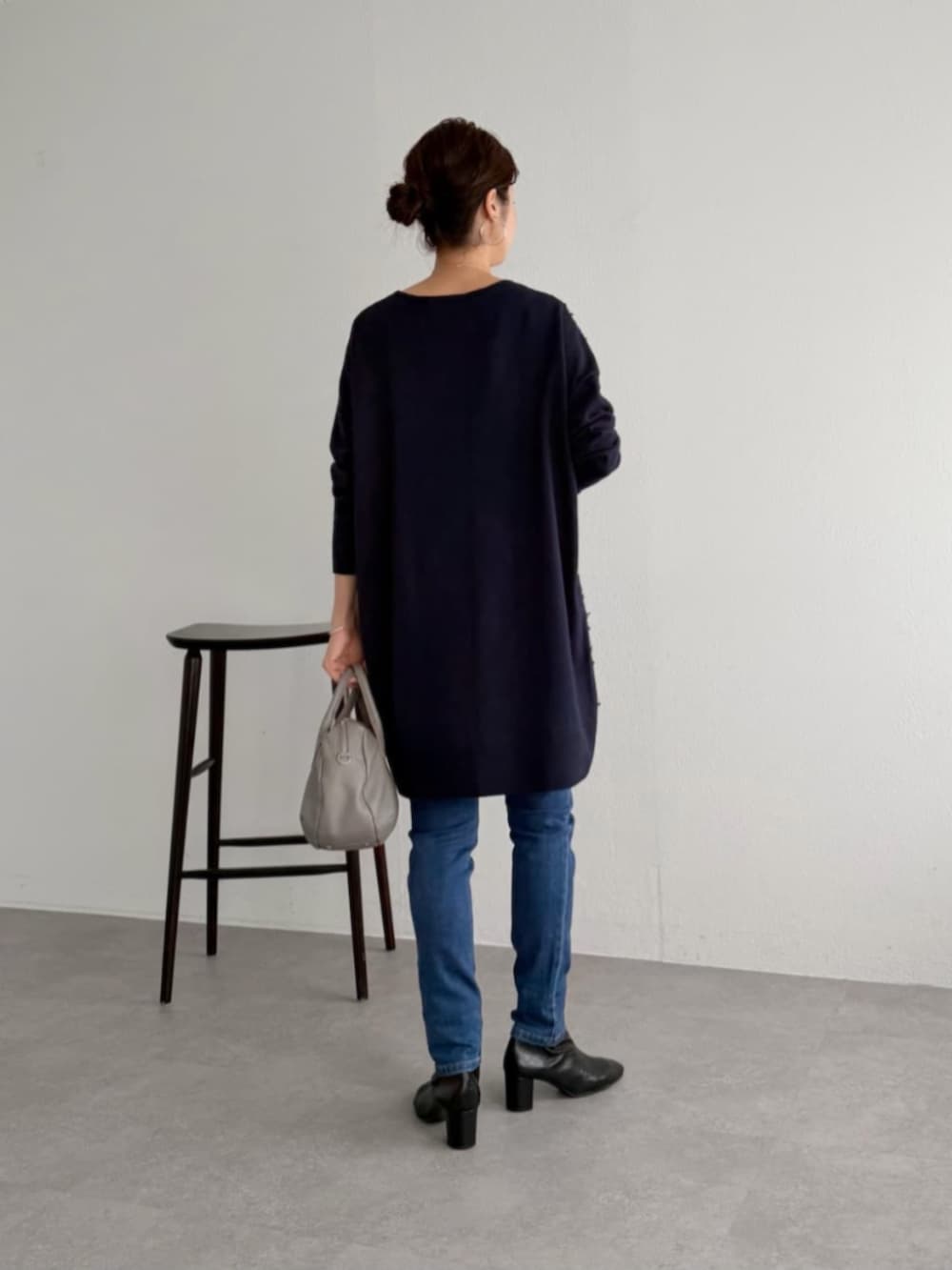 ブルー系のデニムパンツ、ブルー系のニット/セーターを着用したレディースの秋コーディネートの5枚目の写真