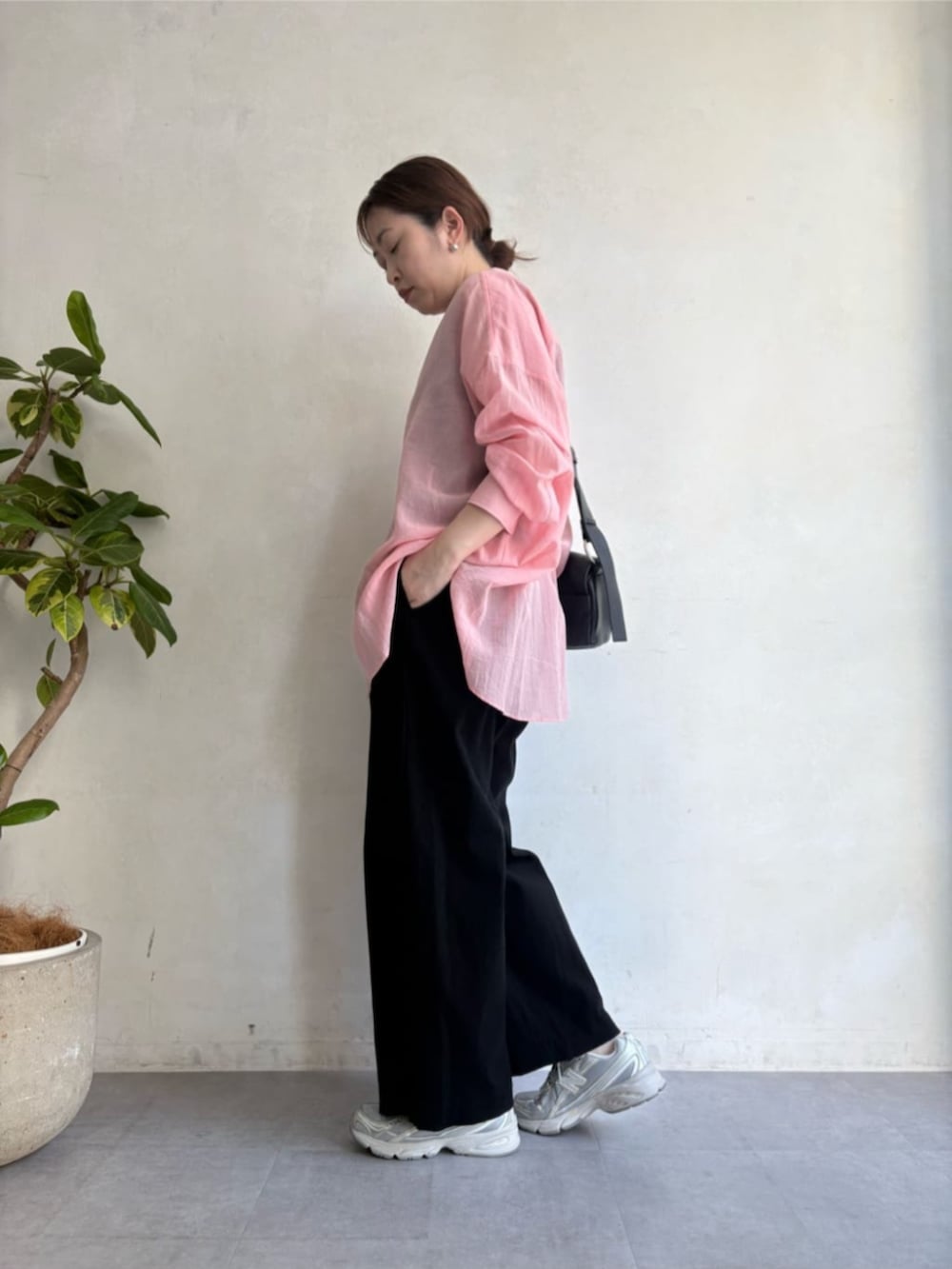 ブラック系のショルダーバッグ、ブラック系のその他パンツ、ピンク系のシャツ/ブラウスを着用したレディースの春コーディネートの3枚目の写真