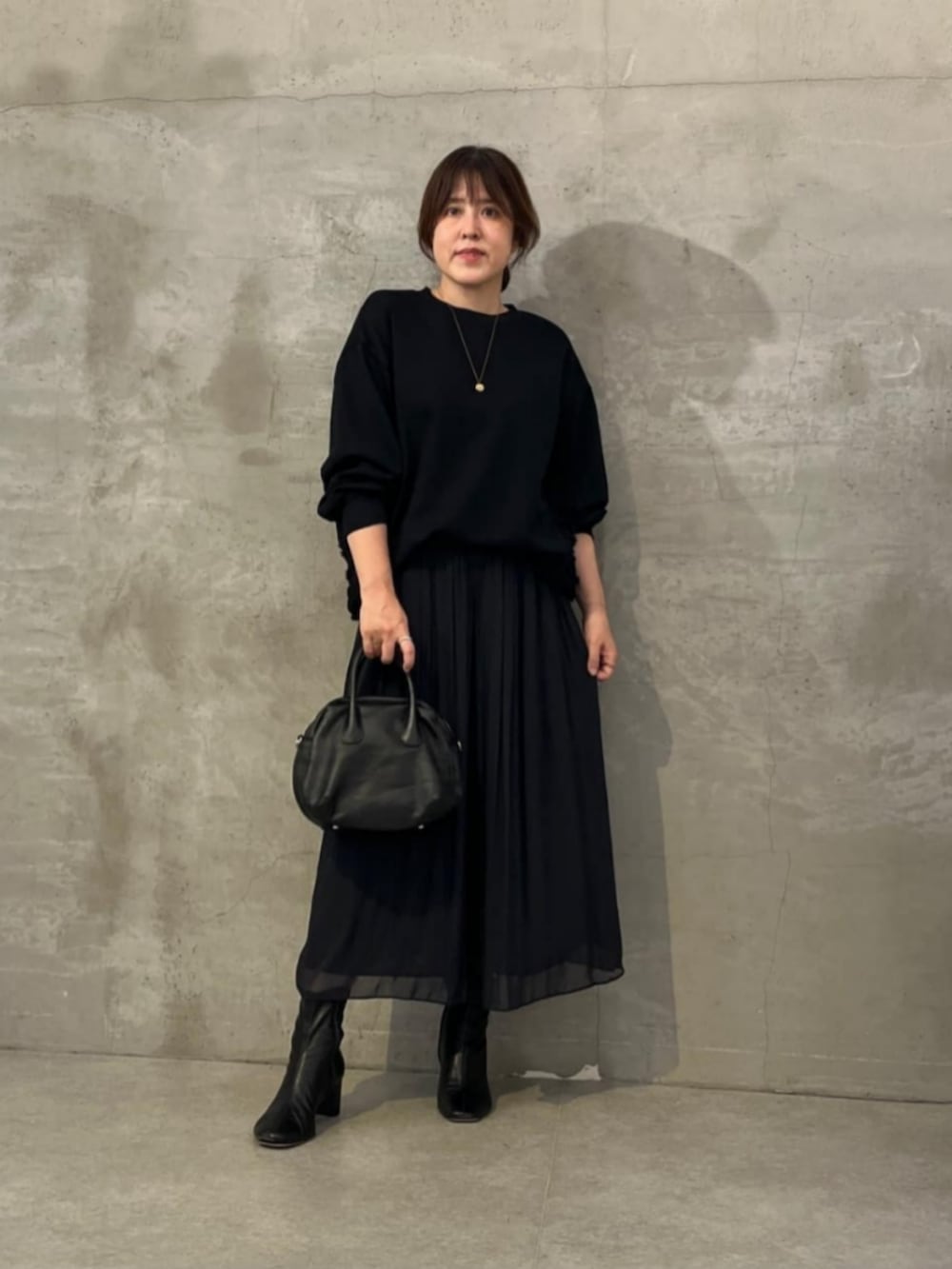 ブラック系のその他パンツ、ブラック系のTシャツ/カットソーを着用したレディースの秋コーディネートの4枚目の写真