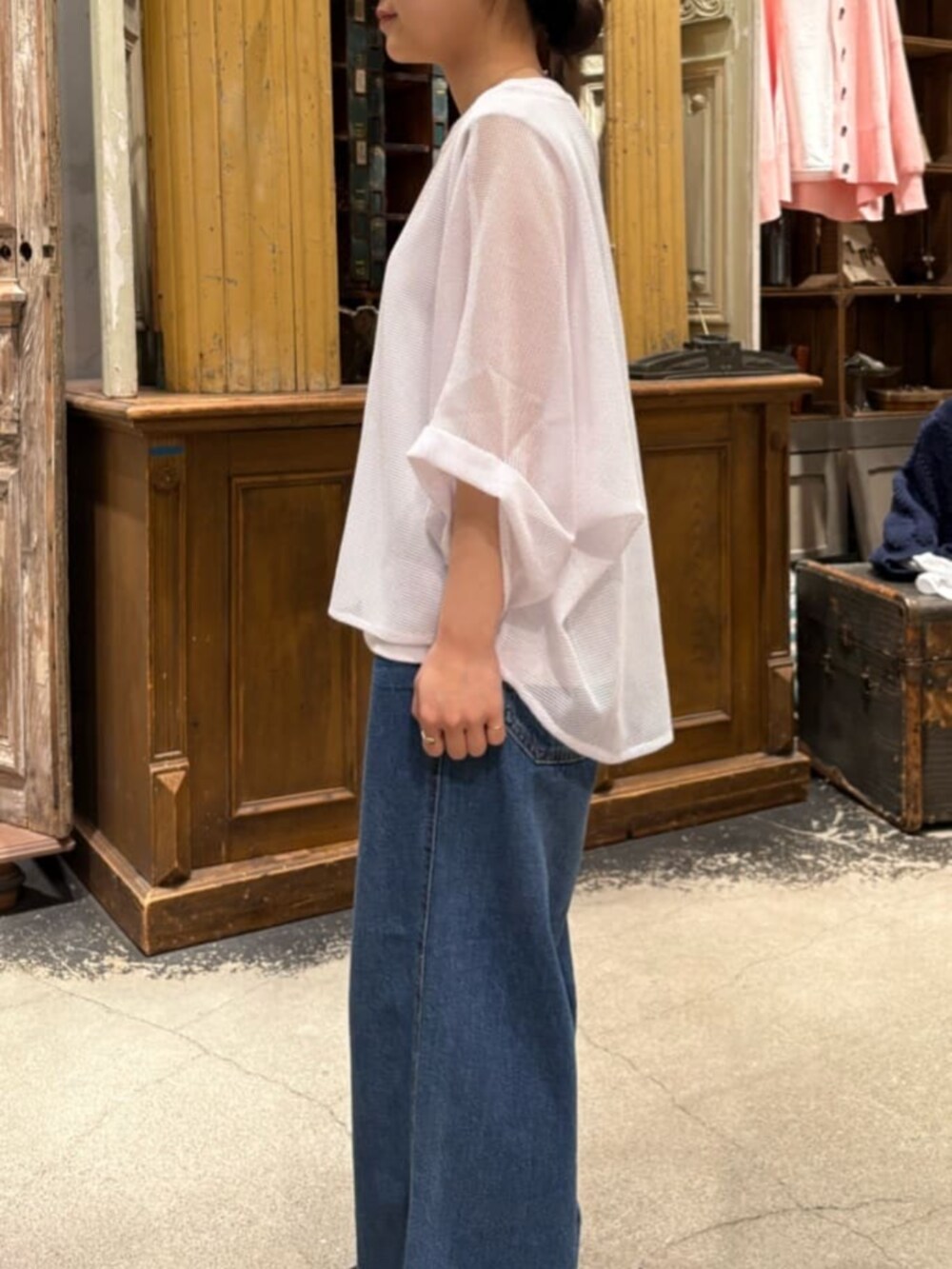 ブルー系のその他パンツ、ホワイト系のTシャツ/カットソーを着用したレディースの春コーディネートの6枚目の写真