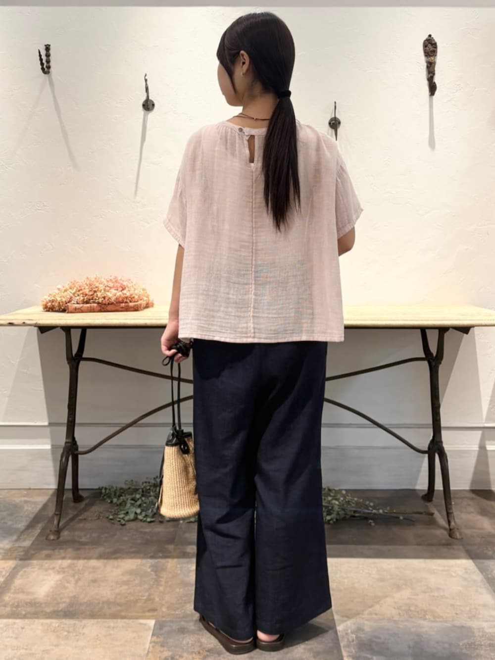 ブルー系のその他パンツ、ピンク系のシャツ/ブラウスを着用したレディースの春コーディネートの3枚目の写真