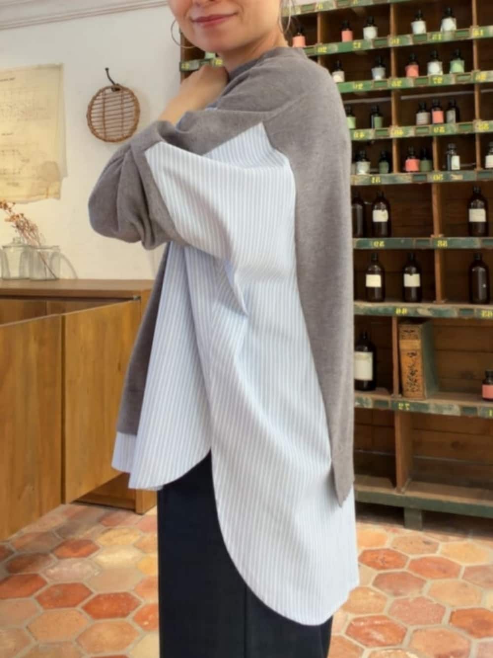 ブルー系のその他パンツ、グレー系のニット/セーターを着用したレディースの秋コーディネートの4枚目の写真
