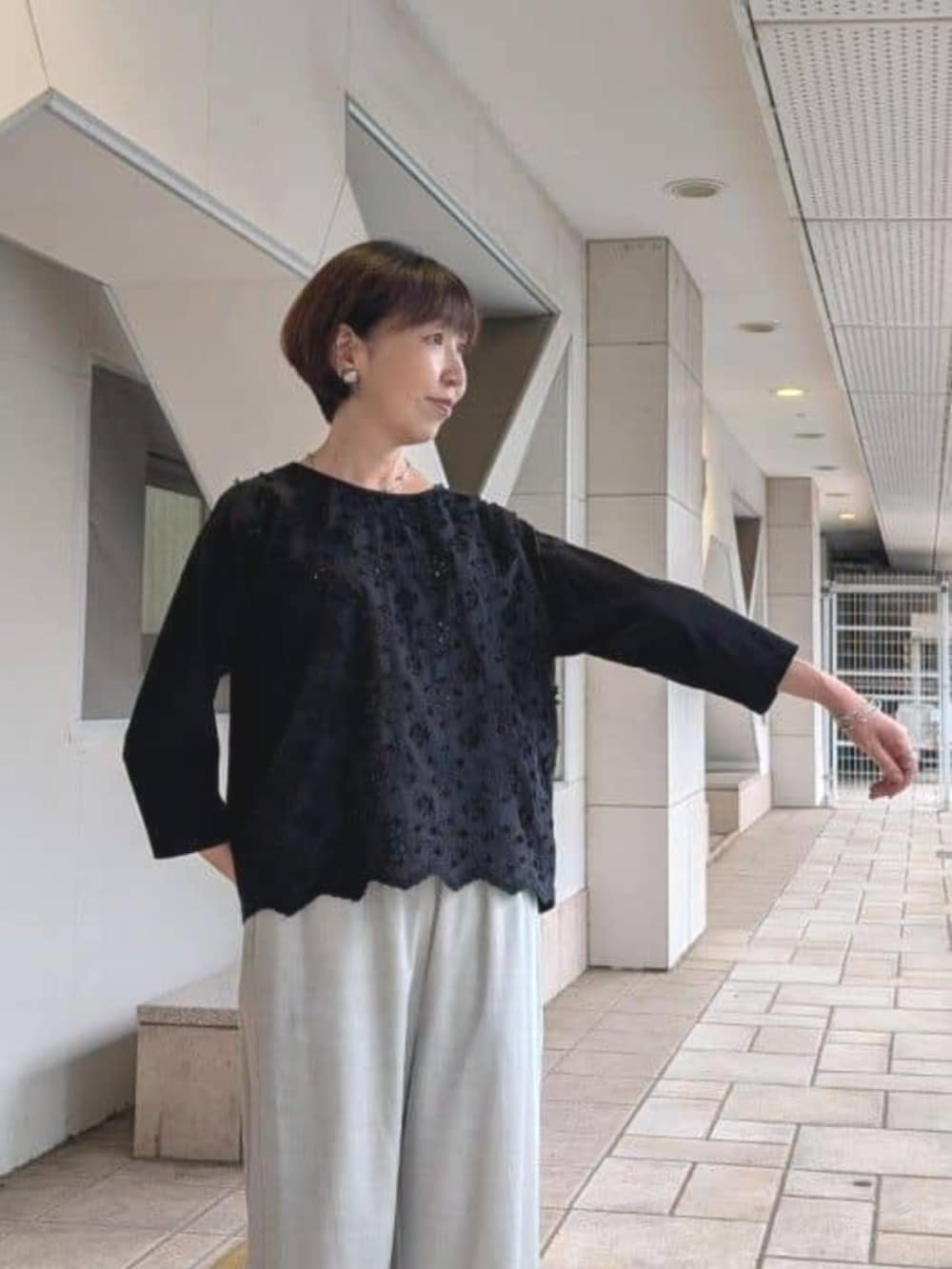グレー系のその他パンツ、ホワイト系のTシャツ/カットソーを着用したレディースの夏コーディネートの3枚目の写真