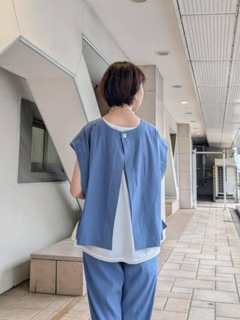ホワイト系のタンクトップ、ブルー系のシャツ/ブラウス、ブルー系のその他パンツを着用したレディースの春コーディネートの5枚目の写真