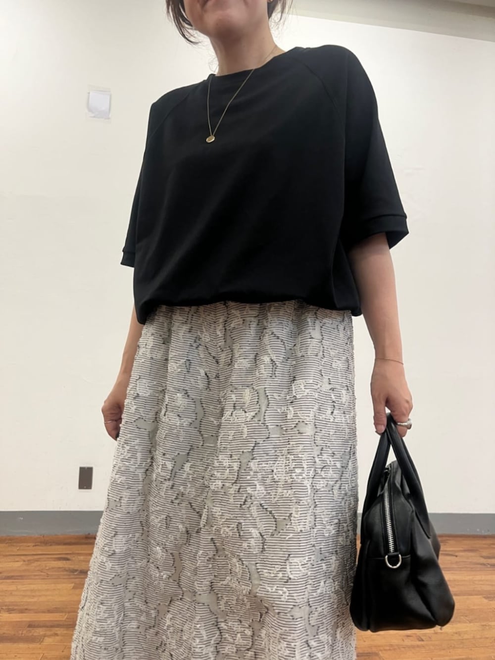 グレー系のボストンバッグ、ホワイト系のその他パンツ、ブラック系のTシャツ/カットソーを着用したレディースの夏コーディネートの5枚目の写真