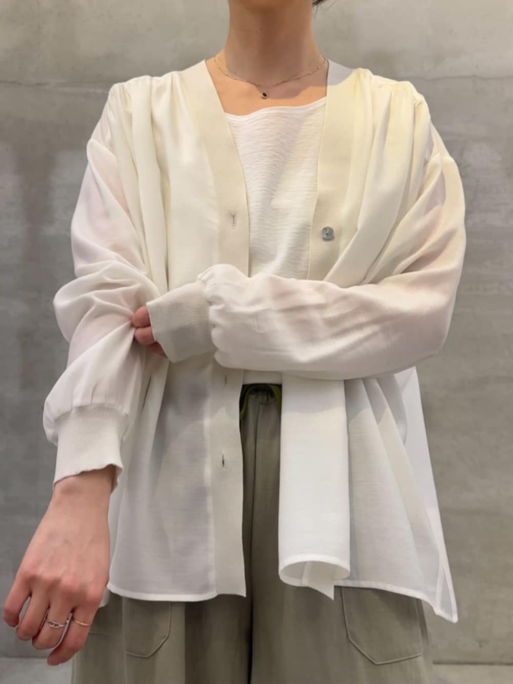 グリーン系のその他パンツ、ホワイト系のシャツ/ブラウス、ホワイト系のタンクトップを着用したレディースの春コーディネートの6枚目の写真