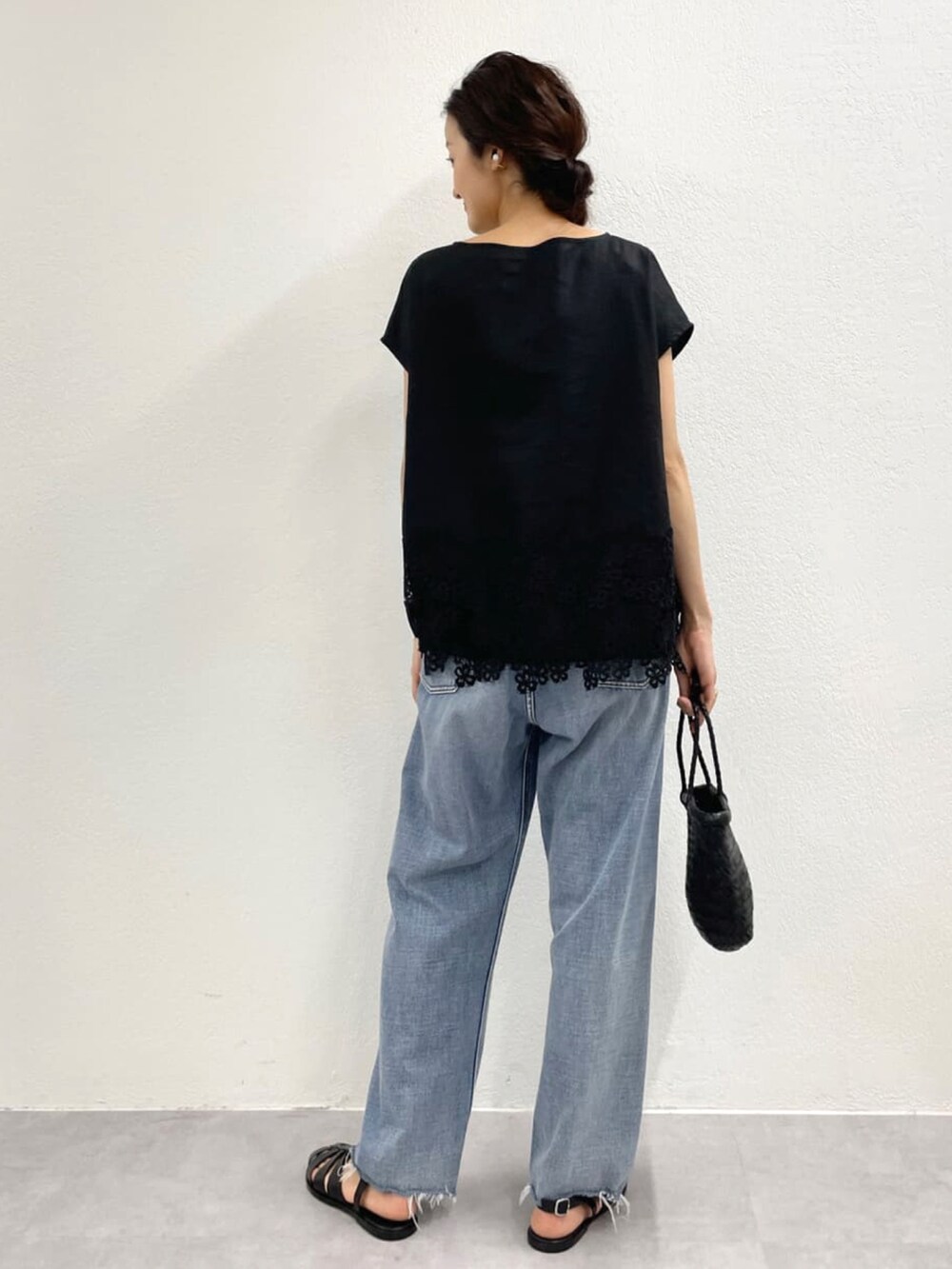 ブラック系のシャツ/ブラウス、ブラック系のカーディガン/ボレロ、ブラック系のその他シューズを着用したレディースの春コーディネートの3枚目の写真