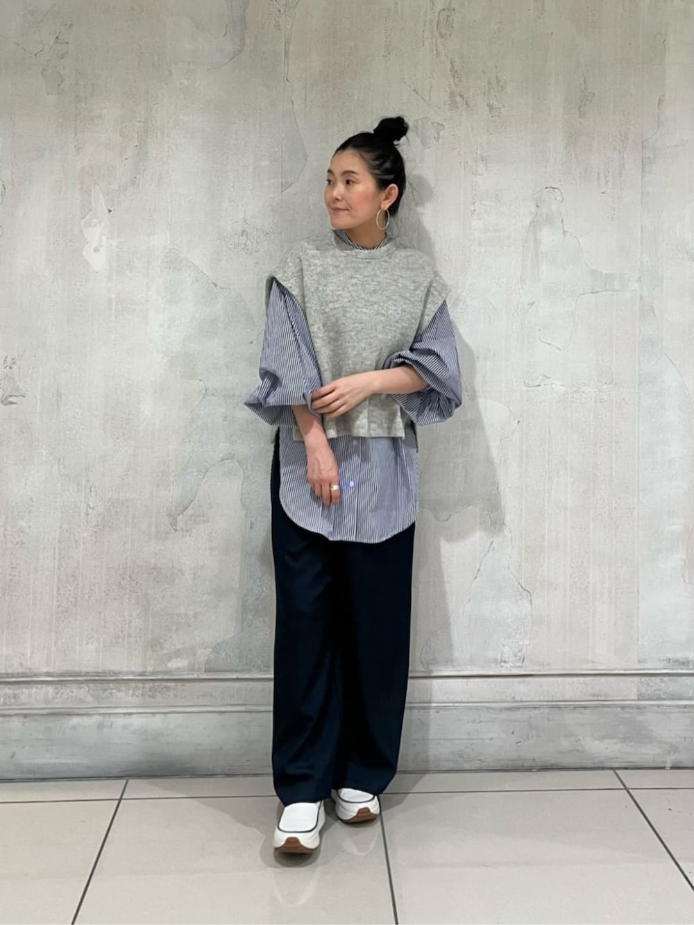 ホワイト系のスニーカー、ブルー系のその他パンツ、シルバー系のトートバッグを着用したレディースの冬コーディネートの4枚目の写真